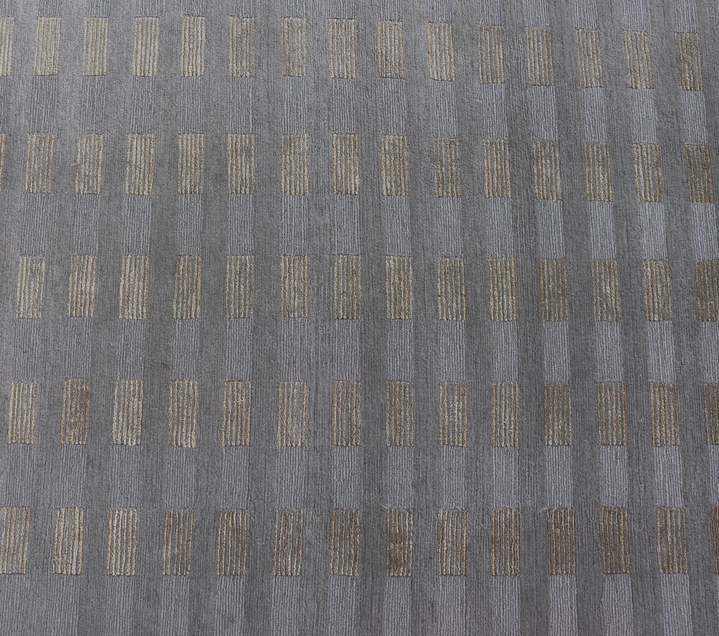 Tappeto tibetano moderno in lana e seta di grandi dimensioni nei toni neutri e della terra di Tan e Taupe. Keivan Woven Arts / Tappeto X23-1001, tipo / paese d'origine: Nepal / Moderno, inizio XXI secolo. 
Misure: 10'0 x 15'0 
Questo tappeto