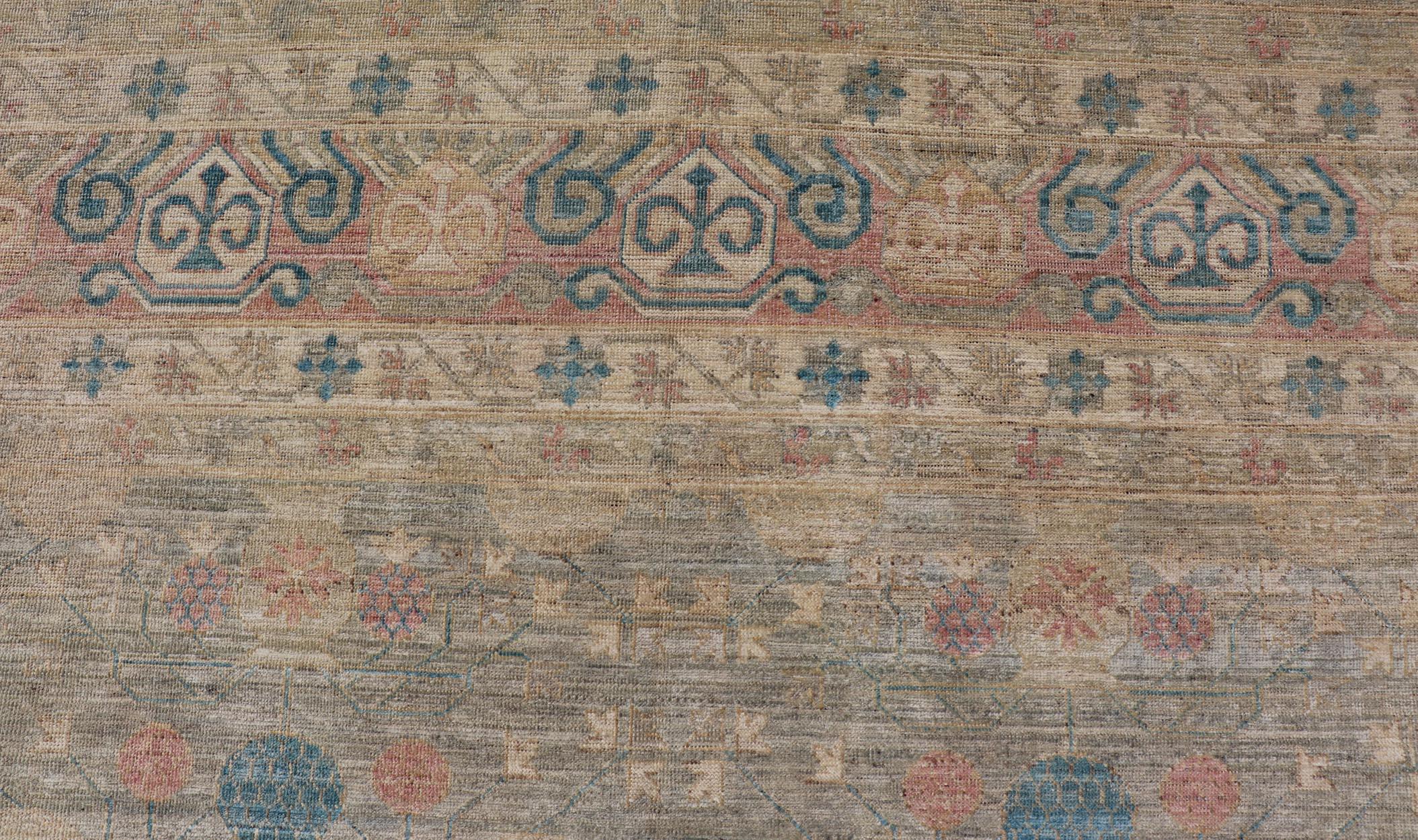 Großer moderner Khotan-Teppich aus Stammeskunst in Creme, Grün, Blau und Koralle im Angebot 3
