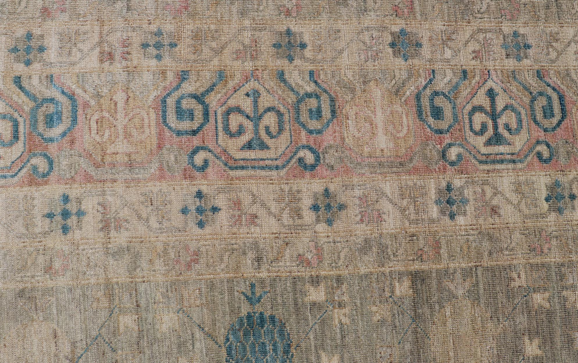 Großer moderner Khotan-Teppich aus Stammeskunst in Creme, Grün, Blau und Koralle im Angebot 4