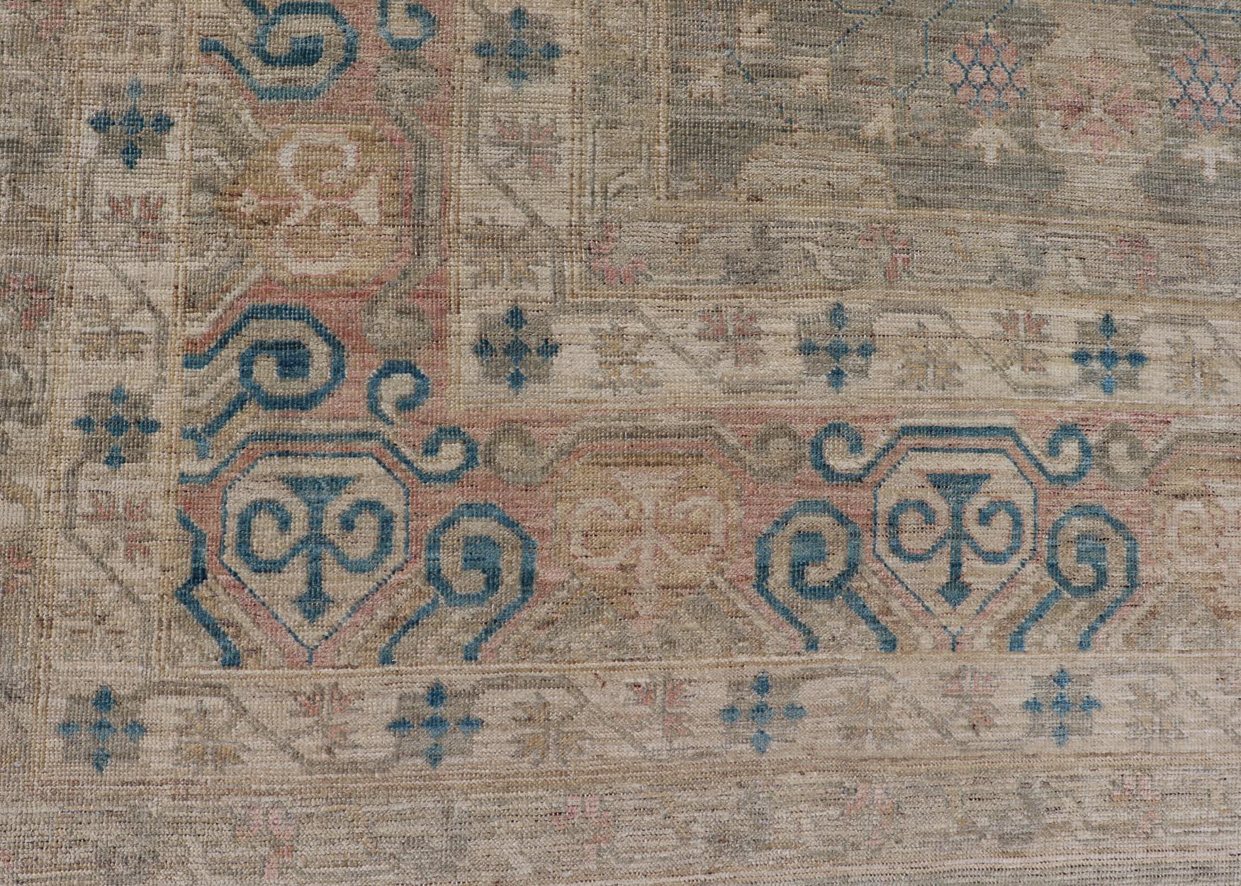 Großer moderner Khotan-Teppich aus Stammeskunst in Creme, Grün, Blau und Koralle im Angebot 5