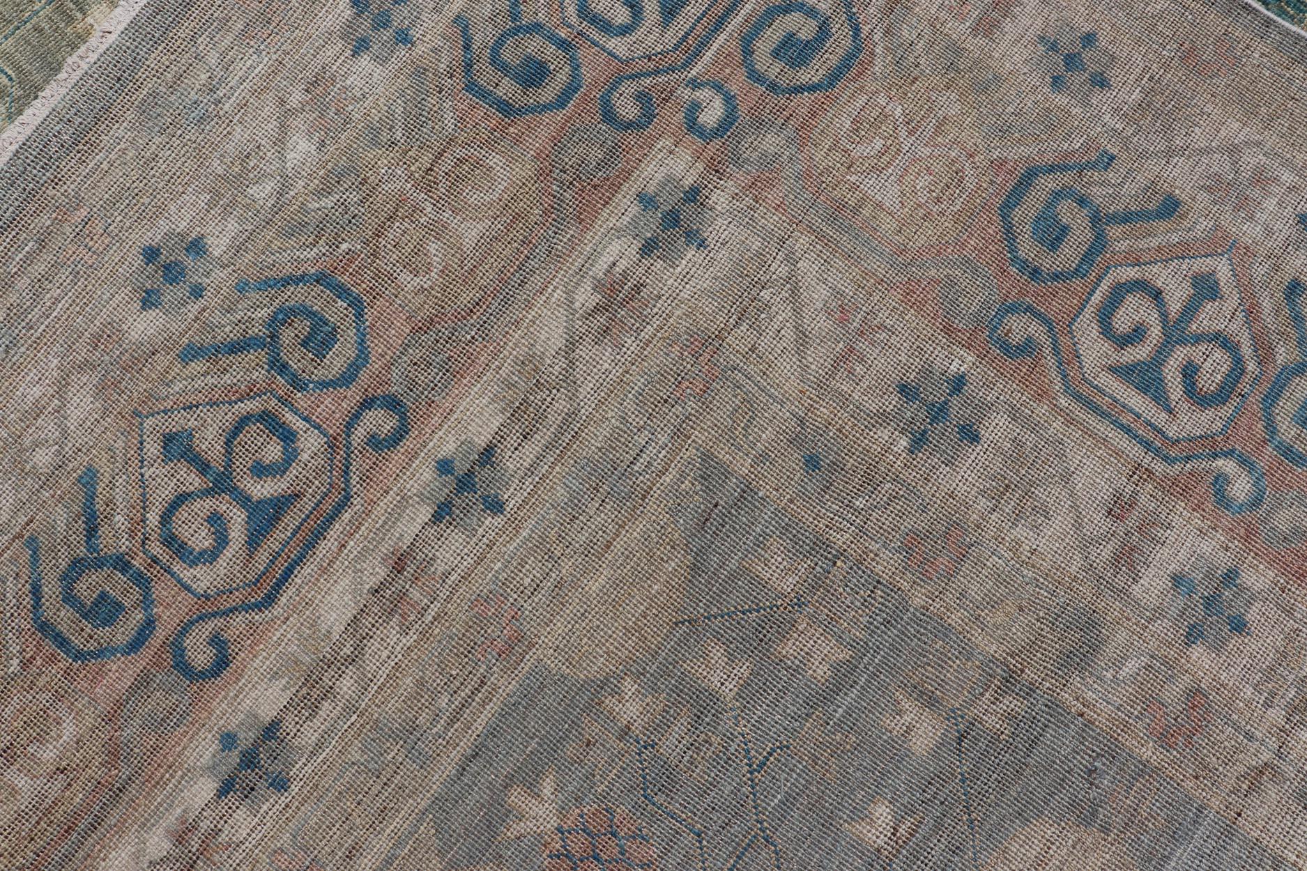 Großer moderner Khotan-Teppich aus Stammeskunst in Creme, Grün, Blau und Koralle im Angebot 6