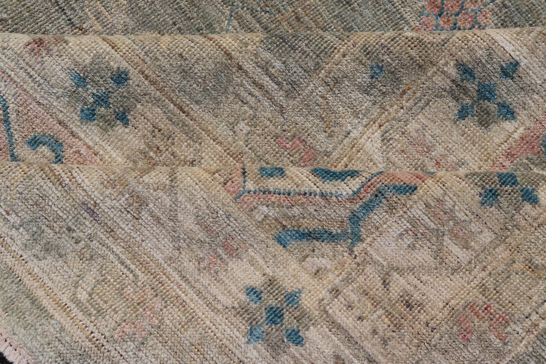 Großer moderner Khotan-Teppich aus Stammeskunst in Creme, Grün, Blau und Koralle (21. Jahrhundert und zeitgenössisch) im Angebot