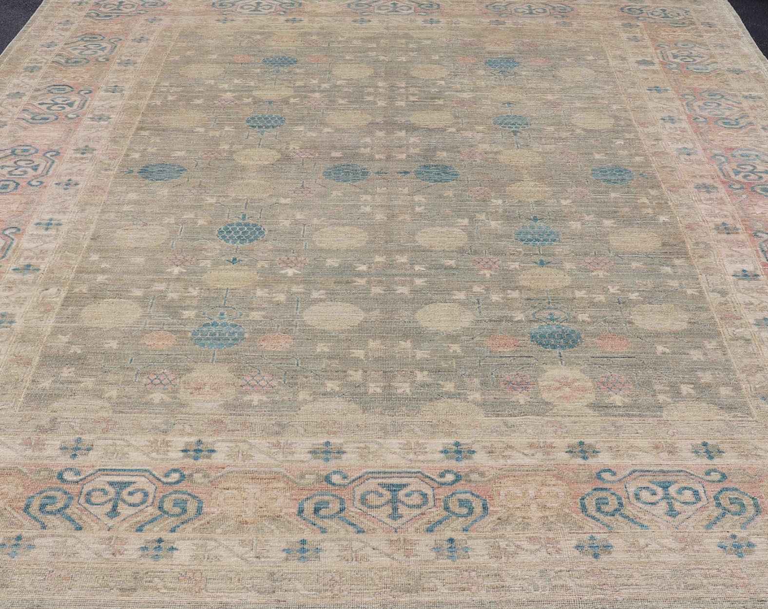 Großer moderner Khotan-Teppich aus Stammeskunst in Creme, Grün, Blau und Koralle (Wolle) im Angebot
