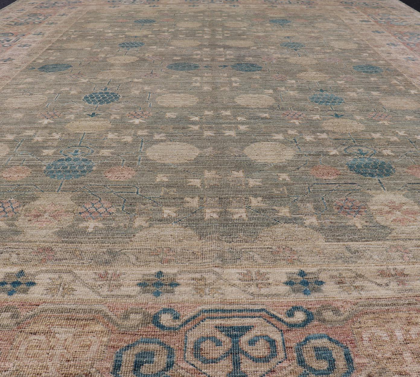 Großer moderner Khotan-Teppich aus Stammeskunst in Creme, Grün, Blau und Koralle im Angebot 1