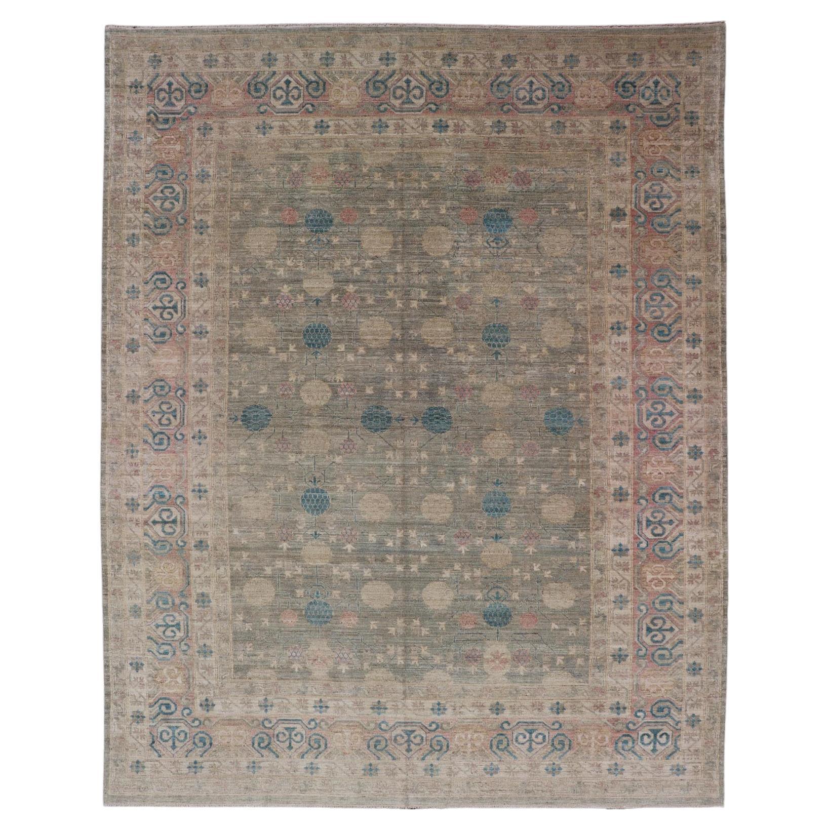 Großer moderner Khotan-Teppich aus Stammeskunst in Creme, Grün, Blau und Koralle im Angebot