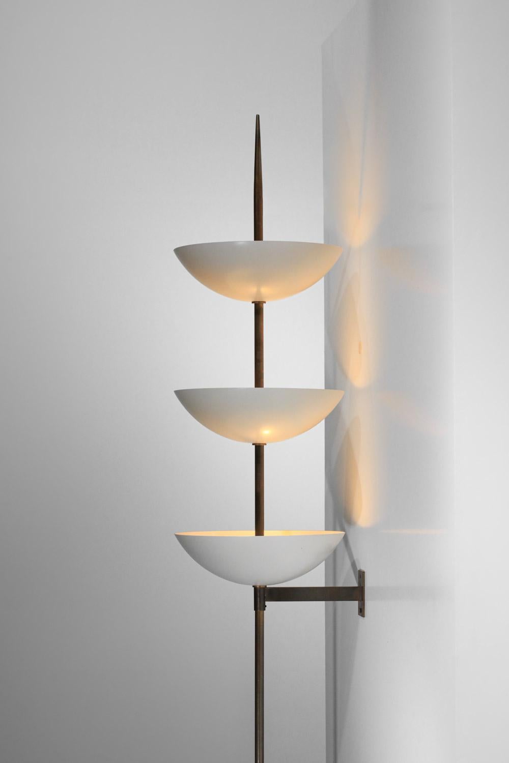 Grande applique moderne fabriquée par notre artisan partenaire en Italie. Structure en laiton massif avec une finition patinée (de légères différences de couleur peuvent apparaître en fonction du bain). Abat-jour en métal laqué blanc. Design sobre
