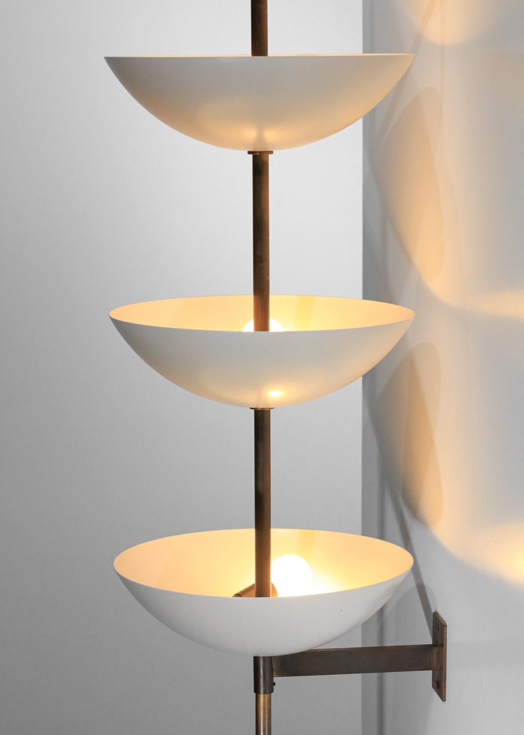 Mid-Century Modern Grande applique murale moderne à 3 dômes en métal laqué et laiton massif en vente