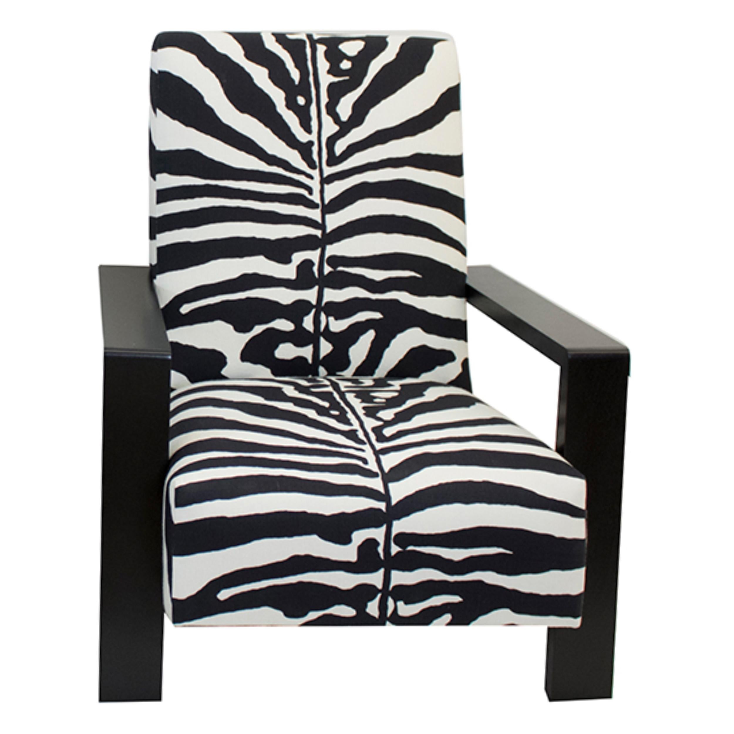 Großer moderner Loungesessel mit einem Gestell aus massivem Mahagoni, dunkel espresso gebeizt und mit einem Zebra-Leinenstoff von Scalamandre bezogen. Der reflektierende Glanz an Armen und Beinen verleiht ihm ein elegantes Aussehen. Das tiefe, feste