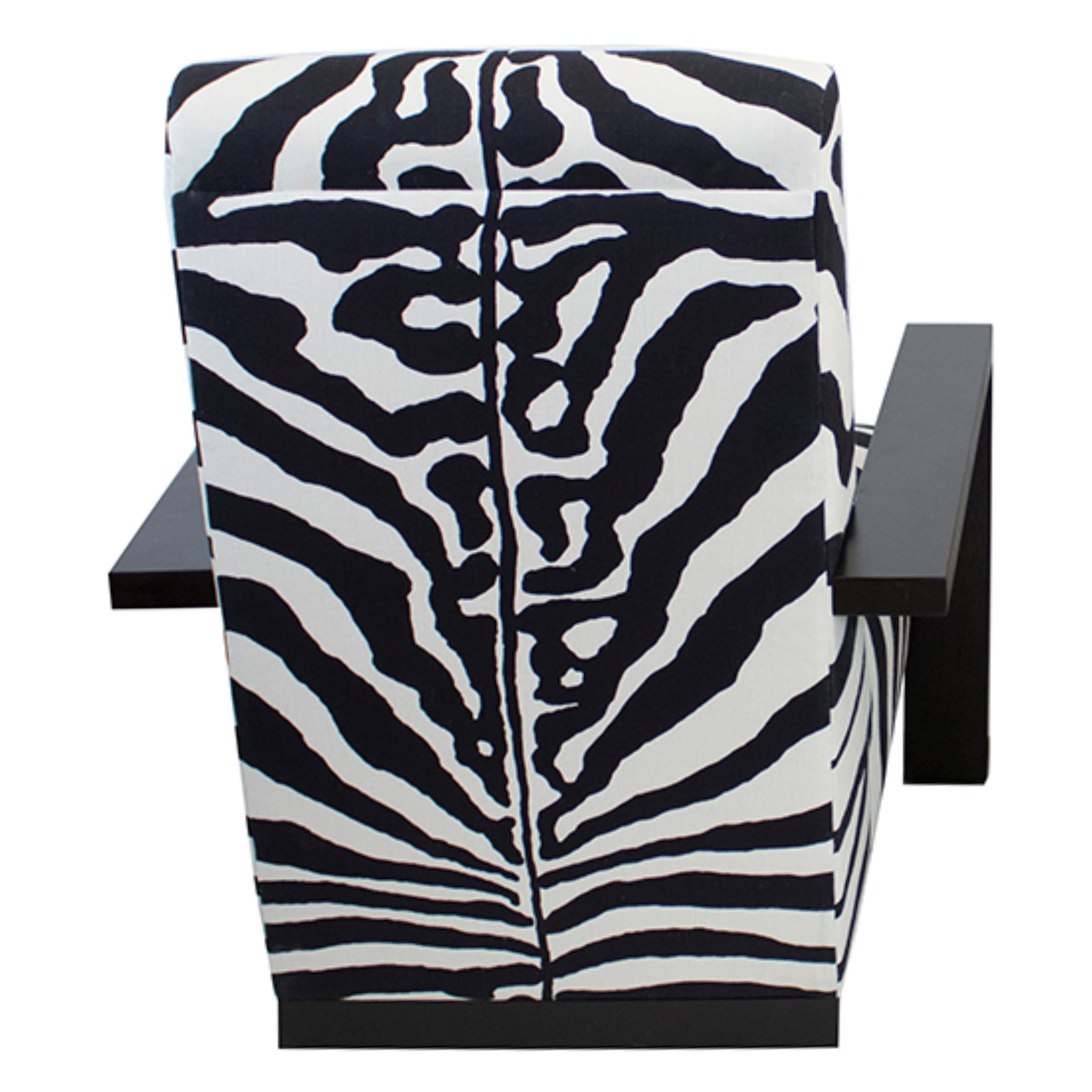 Großer moderner Zebra-Loungesessel (amerikanisch) im Angebot