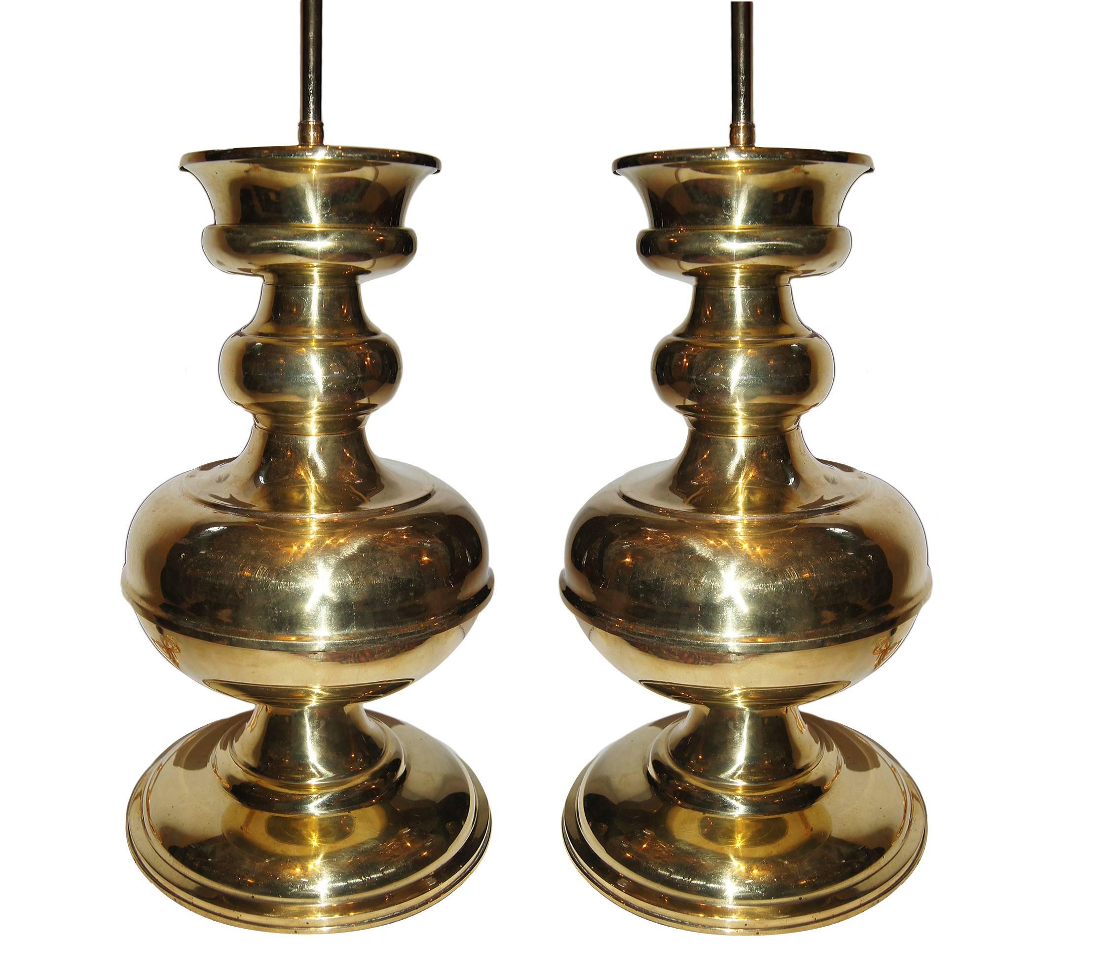 Pair of 1940s French polished brass table lamps, moderne version of a neoclassic baluster lamp. Polished finish, original patina. 

Measurements:
Height of body 19