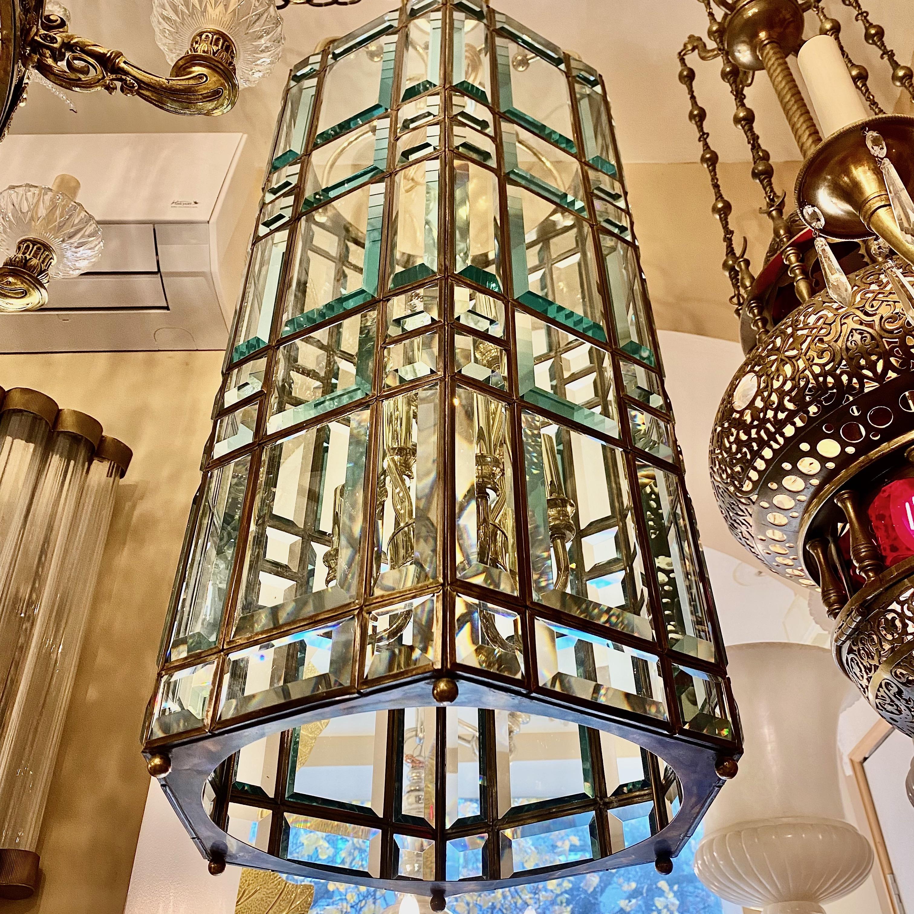 Italian bevelled glass lantern with 12 interior lights. Original patina, circa 1960s.
Measurements:
Present drop 41