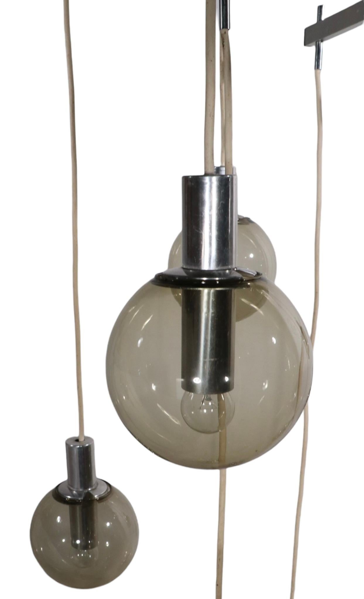 Grand lustre moderniste à 12 éclairages avec abat-jour en forme de boule en verre teinté, vers 1970 en vente 7