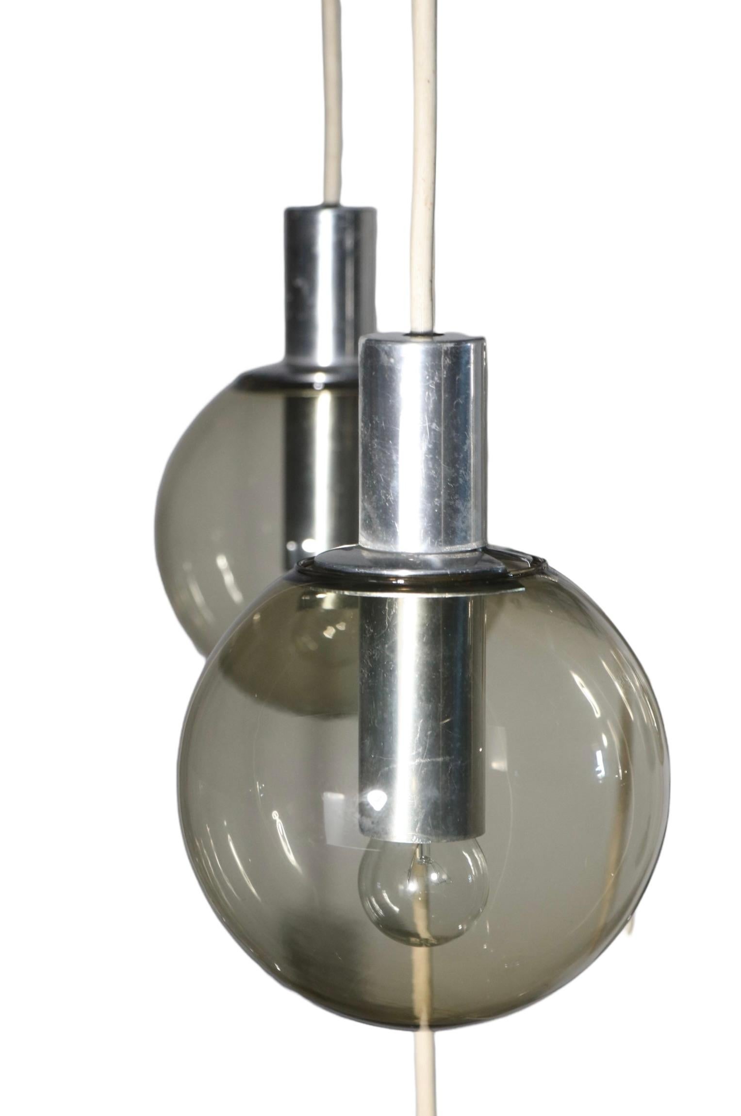 Grand lustre moderniste à 12 éclairages avec abat-jour en forme de boule en verre teinté, vers 1970 en vente 10