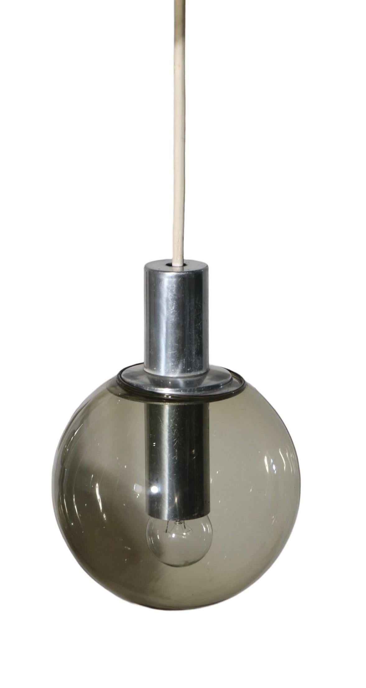 Grand lustre moderniste à 12 éclairages avec abat-jour en forme de boule en verre teinté, vers 1970 en vente 11
