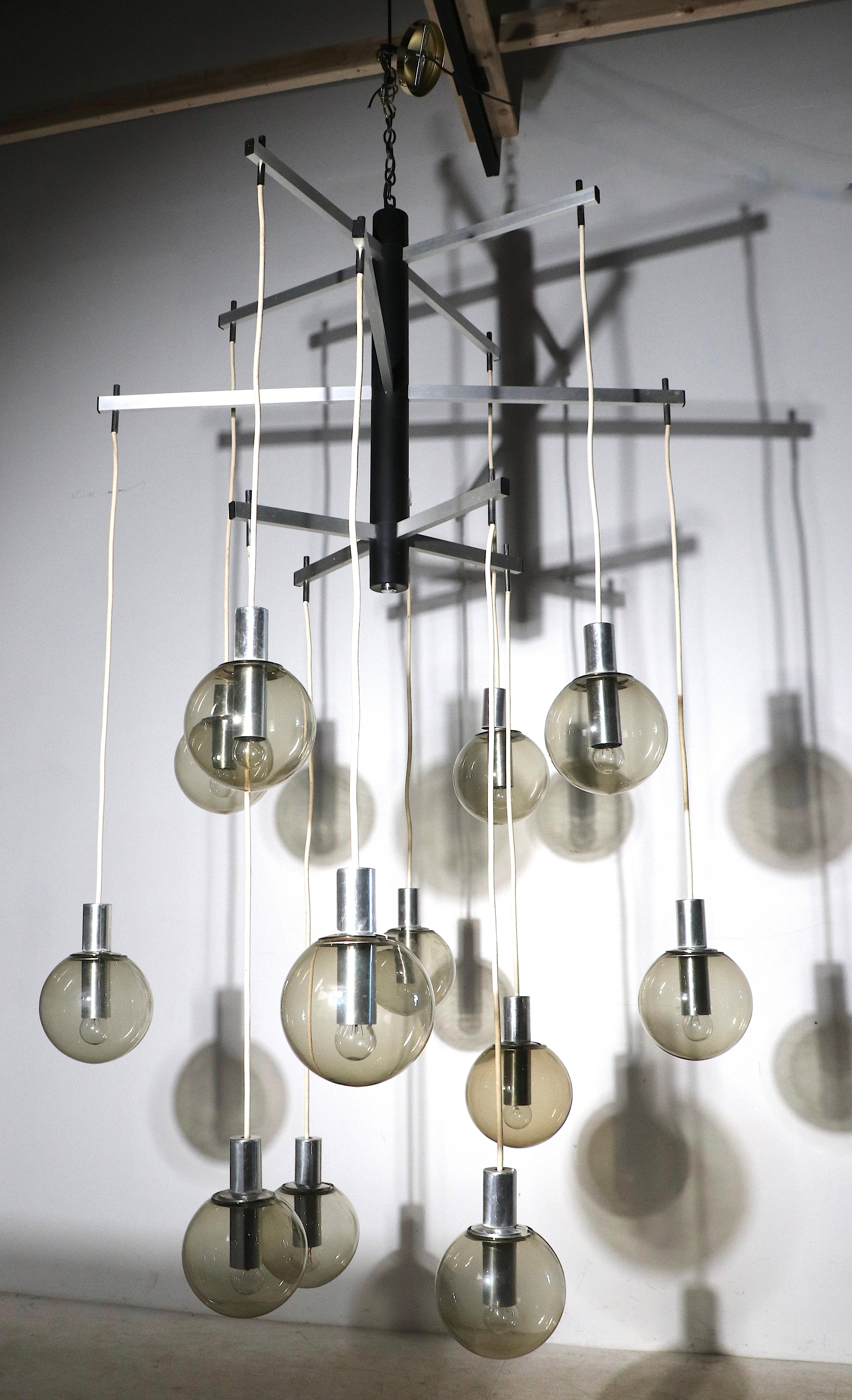 Style international Grand lustre moderniste à 12 éclairages avec abat-jour en forme de boule en verre teinté, vers 1970 en vente
