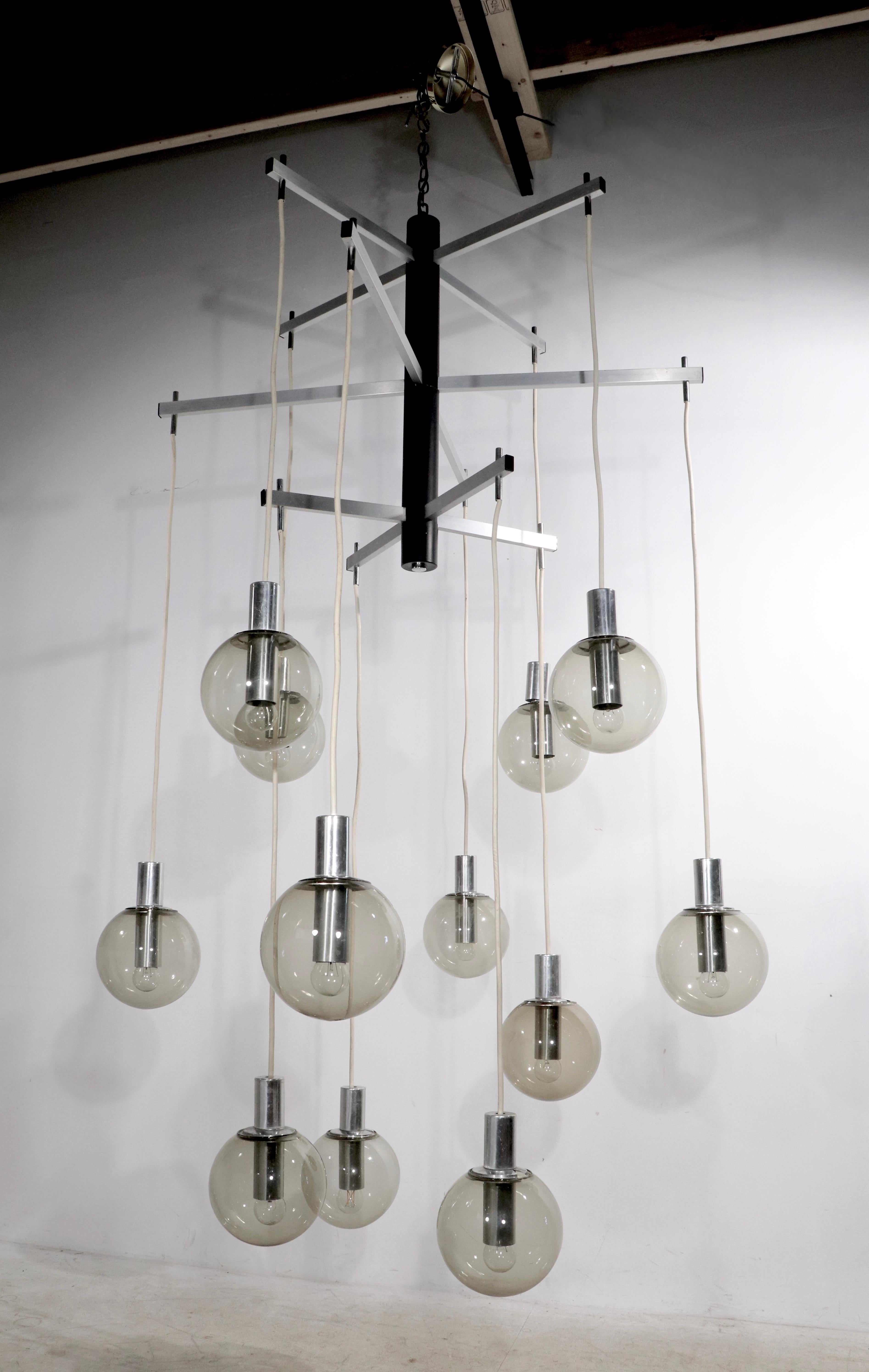 Verre Grand lustre moderniste à 12 éclairages avec abat-jour en forme de boule en verre teinté, vers 1970 en vente