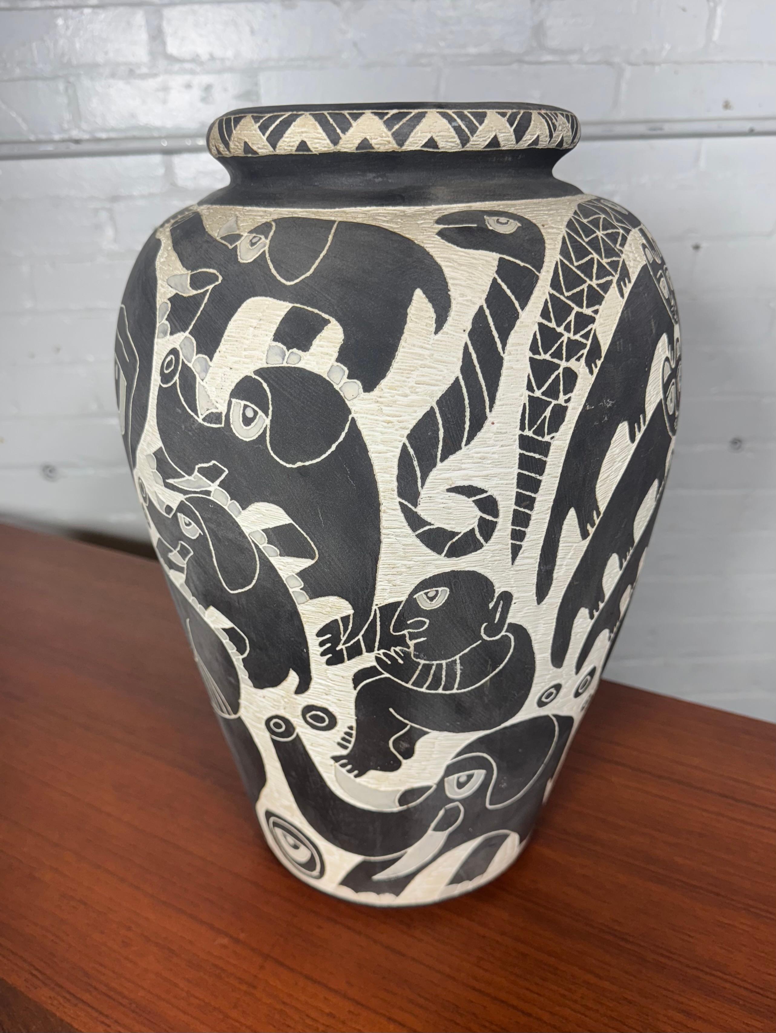 Mid-Century moderno Grande vaso modernista in bianco e nero di Ledesma. c1988... motivo animale/tribale in vendita