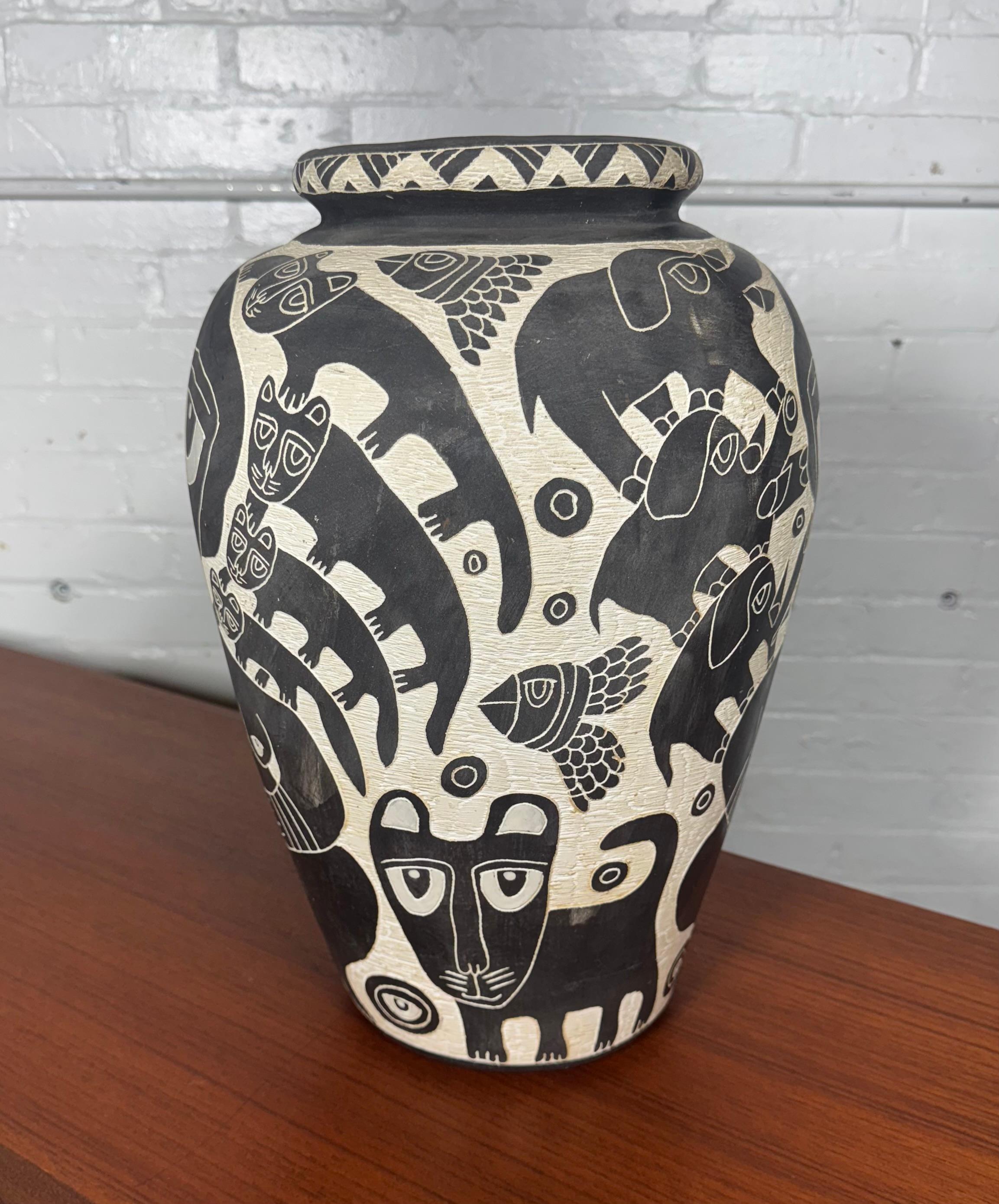 Fatto a mano Grande vaso modernista in bianco e nero di Ledesma. c1988... motivo animale/tribale in vendita