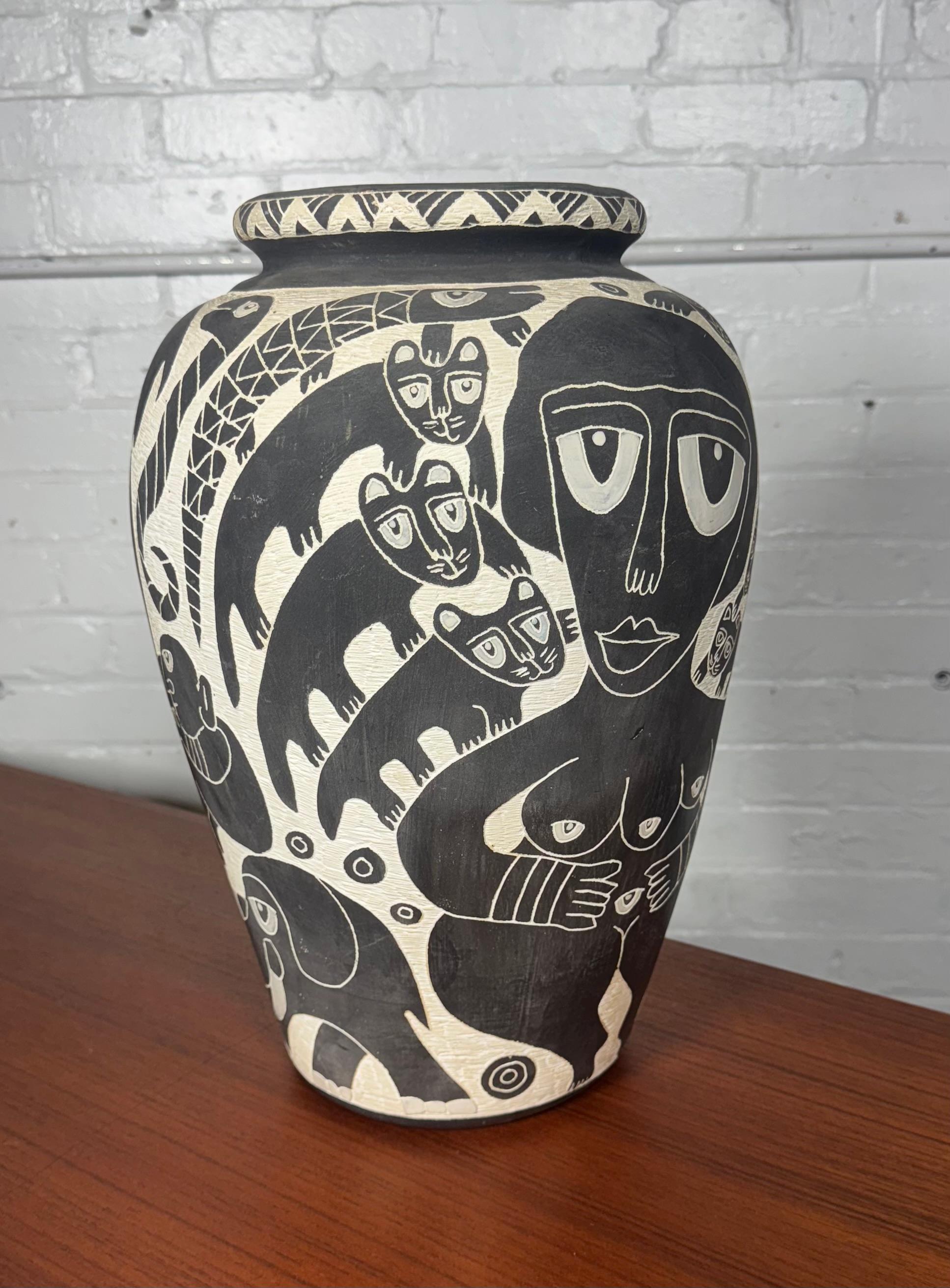 Grande vaso modernista in bianco e nero di Ledesma. c1988... motivo animale/tribale In condizioni buone in vendita a Buffalo, NY