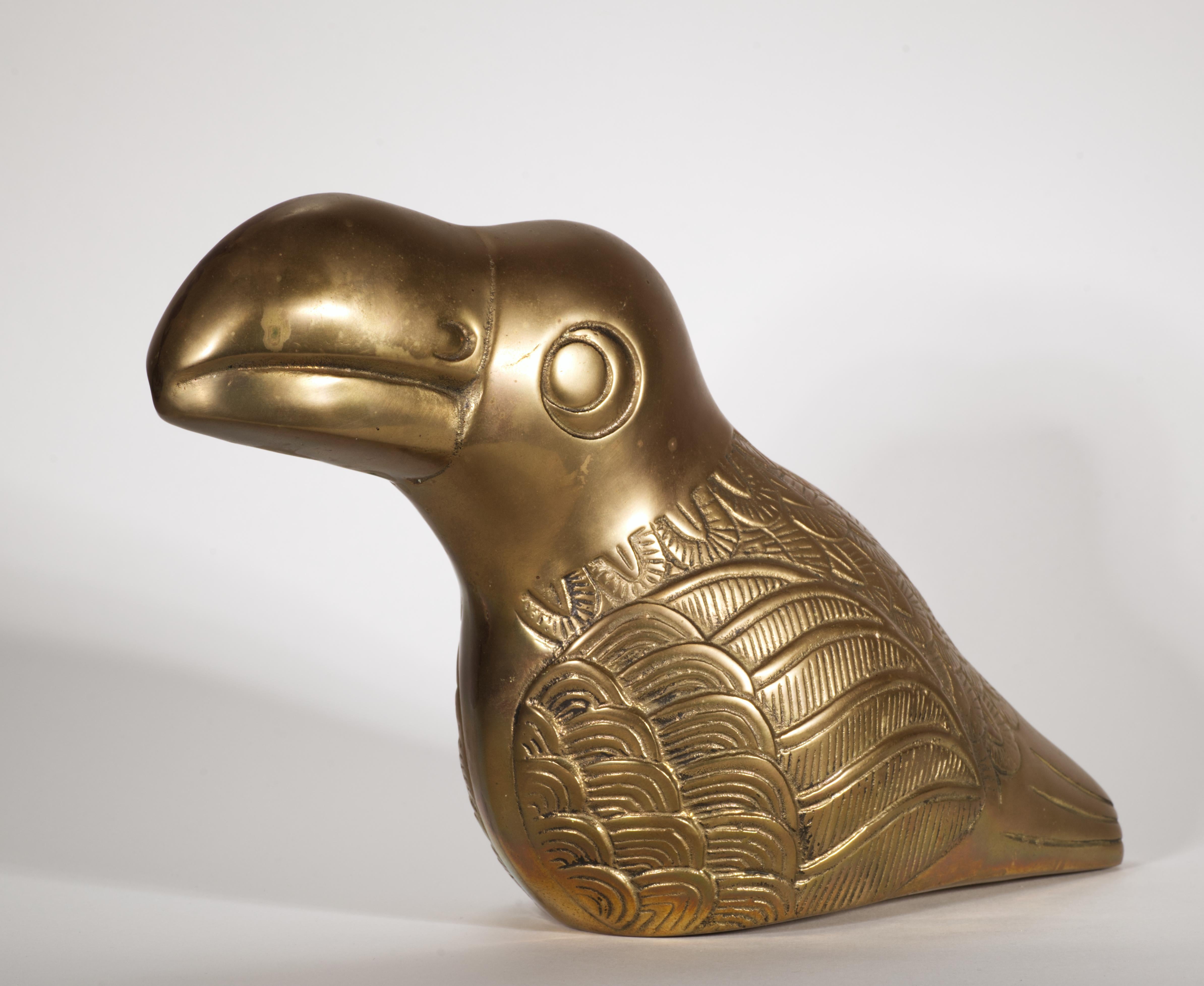  La grande statuetta vintage di un tucano presenta dettagli raffinati delle ali e delle piume sul corpo e occhi grafici ed espressivi. Sarebbe una bella aggiunta decorativa a qualsiasi interno influenzato dal Mid Century Modern o dall'Hollywood