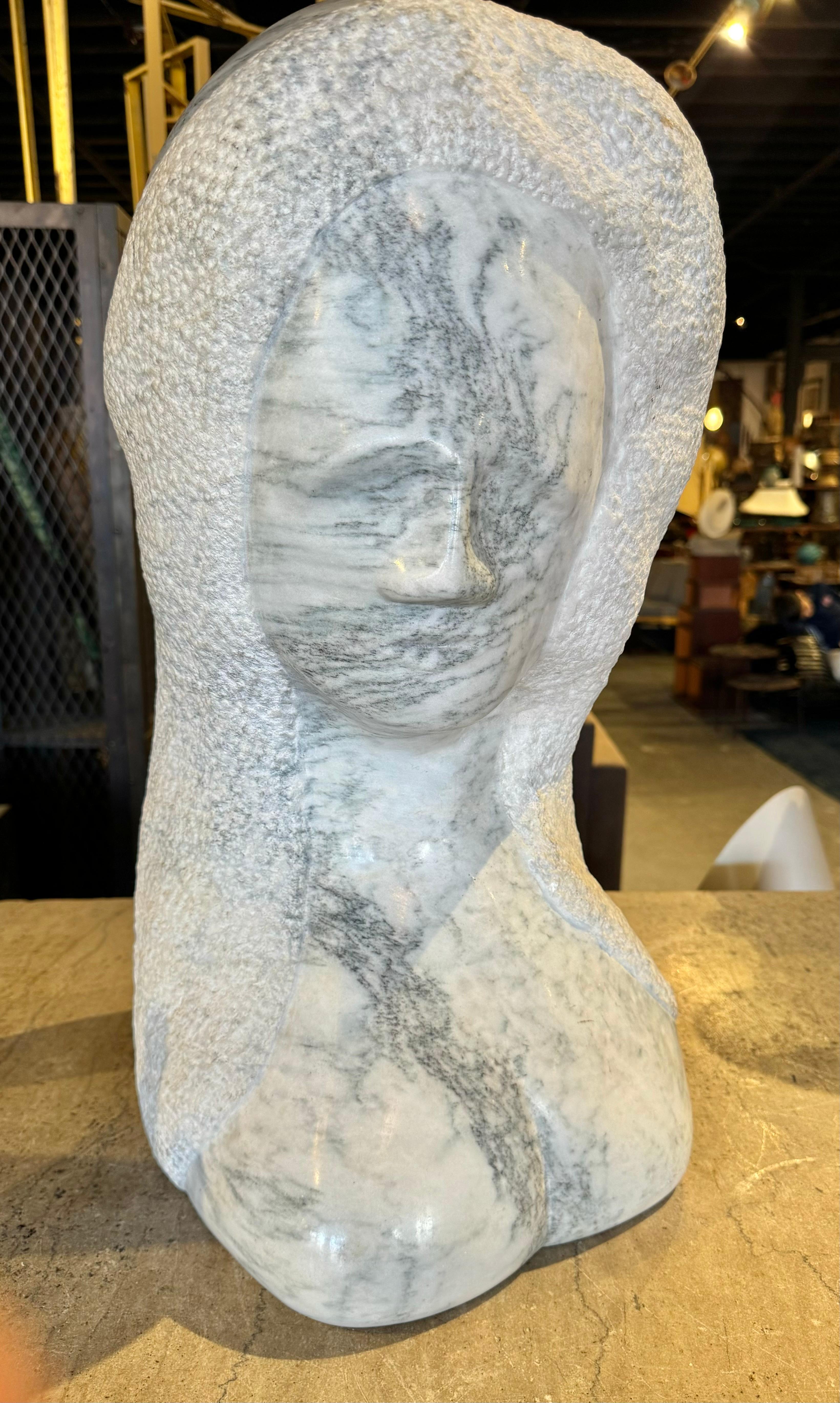 Gran escultura modernista italiana de busto de mujer tallado en mármol atribuida a Florence Krieger. Maravilloso detalle. Hábilmente ejecutado.Fuerte presencia.Entrega en mano disponible en la ciudad de Nueva York o en cualquier lugar en ruta desde