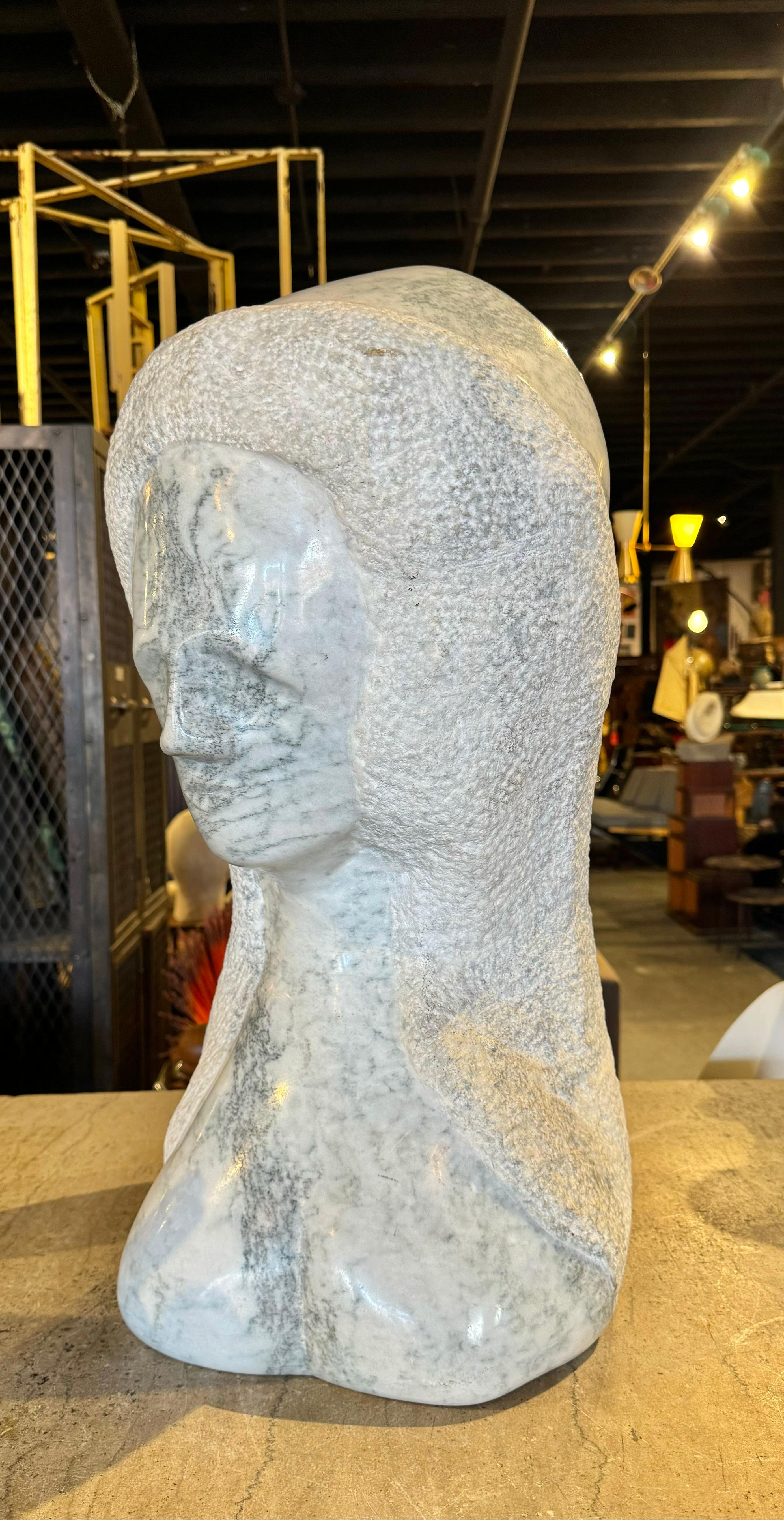Gran escultura modernista italiana de busto de mujer tallado en mármol att, Florence Krieger Arte popular en venta