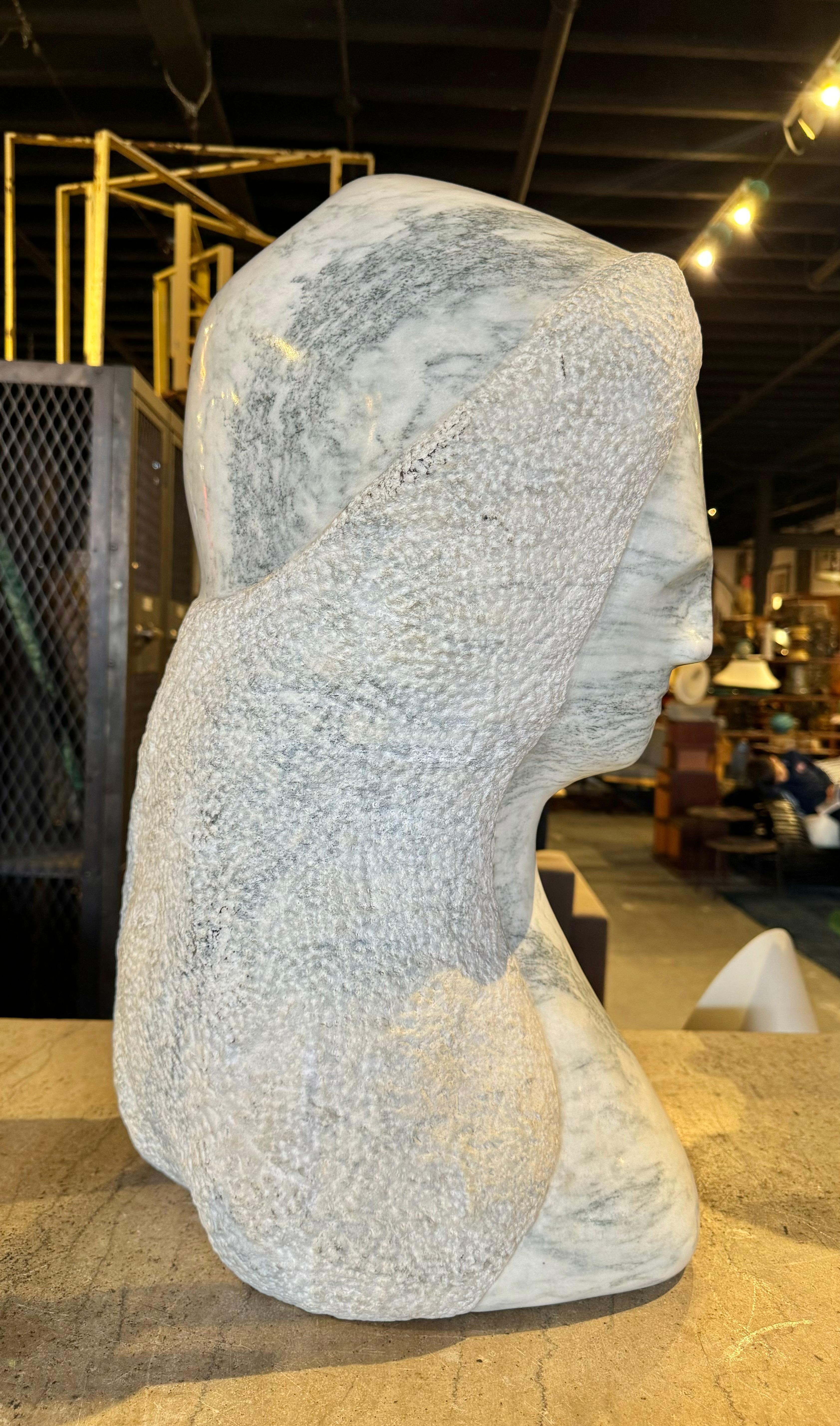 Gran escultura modernista italiana de busto de mujer tallado en mármol att, Florence Krieger en Bueno estado para la venta en Buffalo, NY