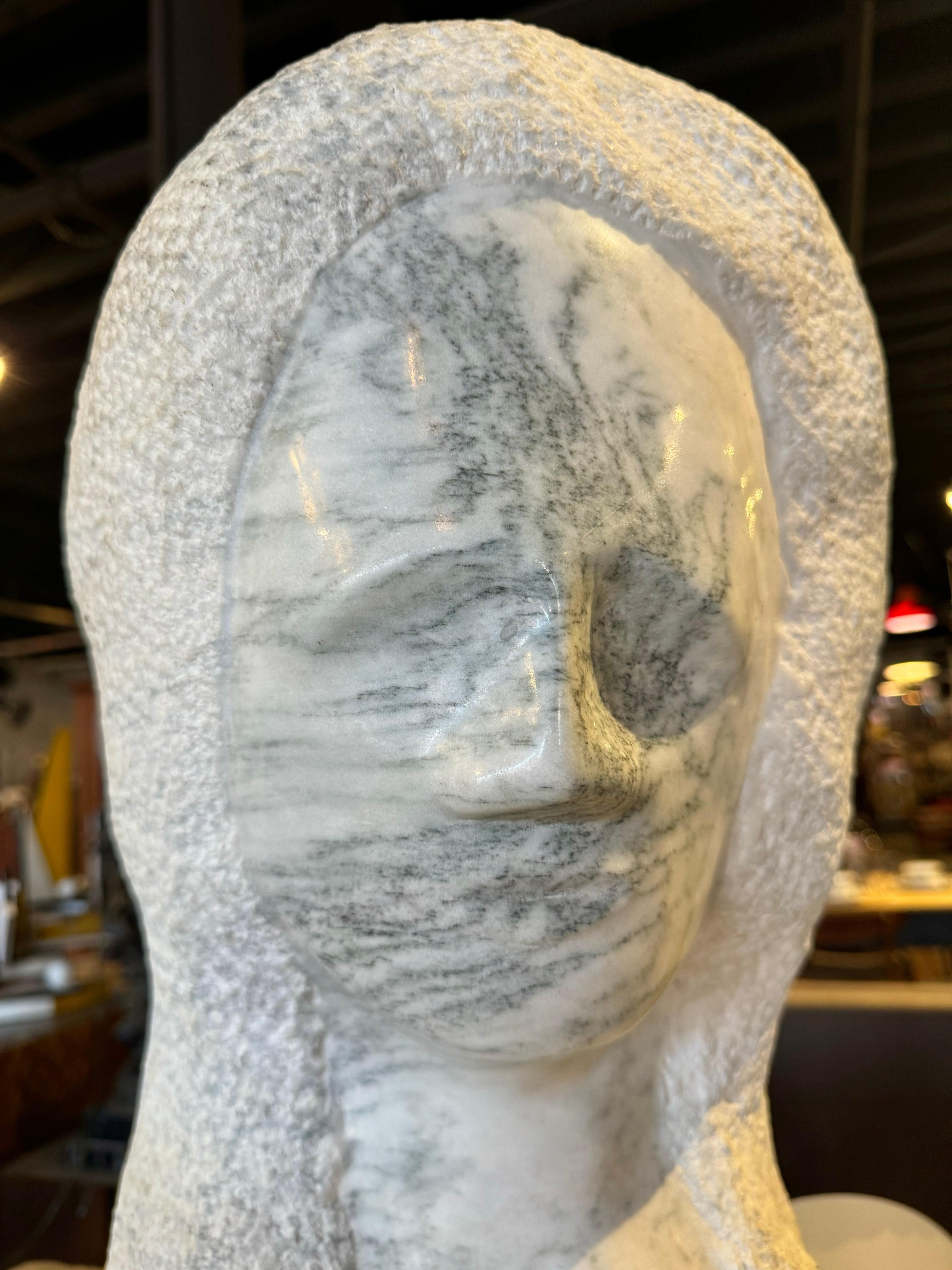 Gran escultura modernista italiana de busto de mujer tallado en mármol att, Florence Krieger mediados del siglo XX en venta