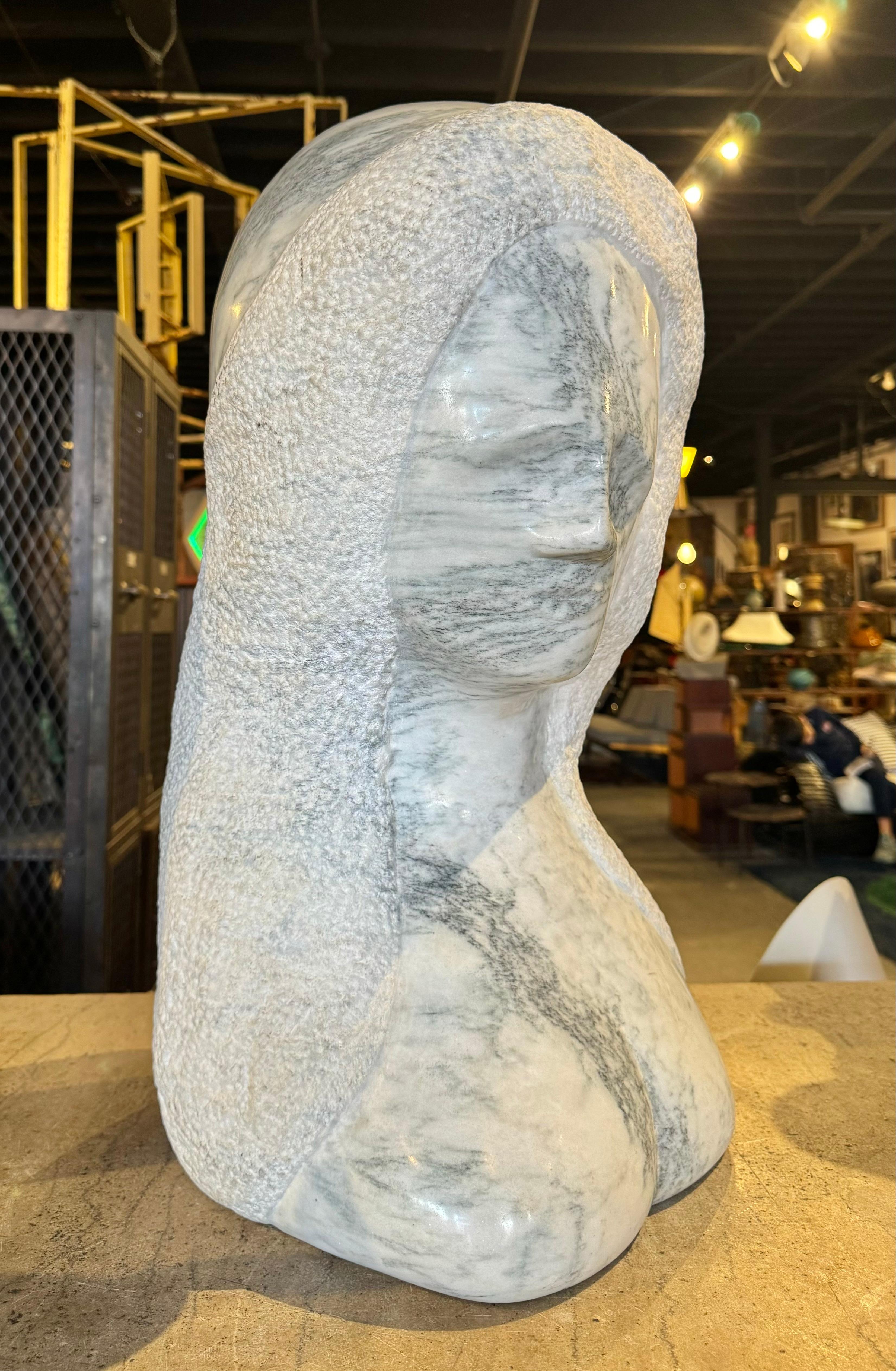 Gran escultura modernista italiana de busto de mujer tallado en mármol att, Florence Krieger Mármol de Carrara en venta