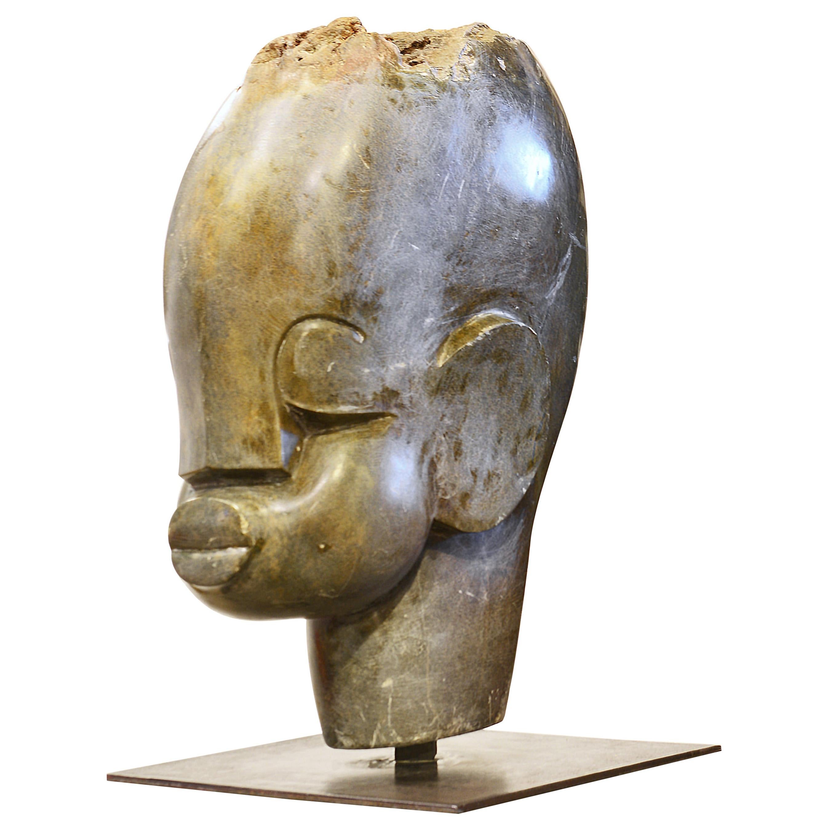 Grande tête de Shona africaine moderniste en pierre serpentine sculptée sur socle en fer Zimbabwe