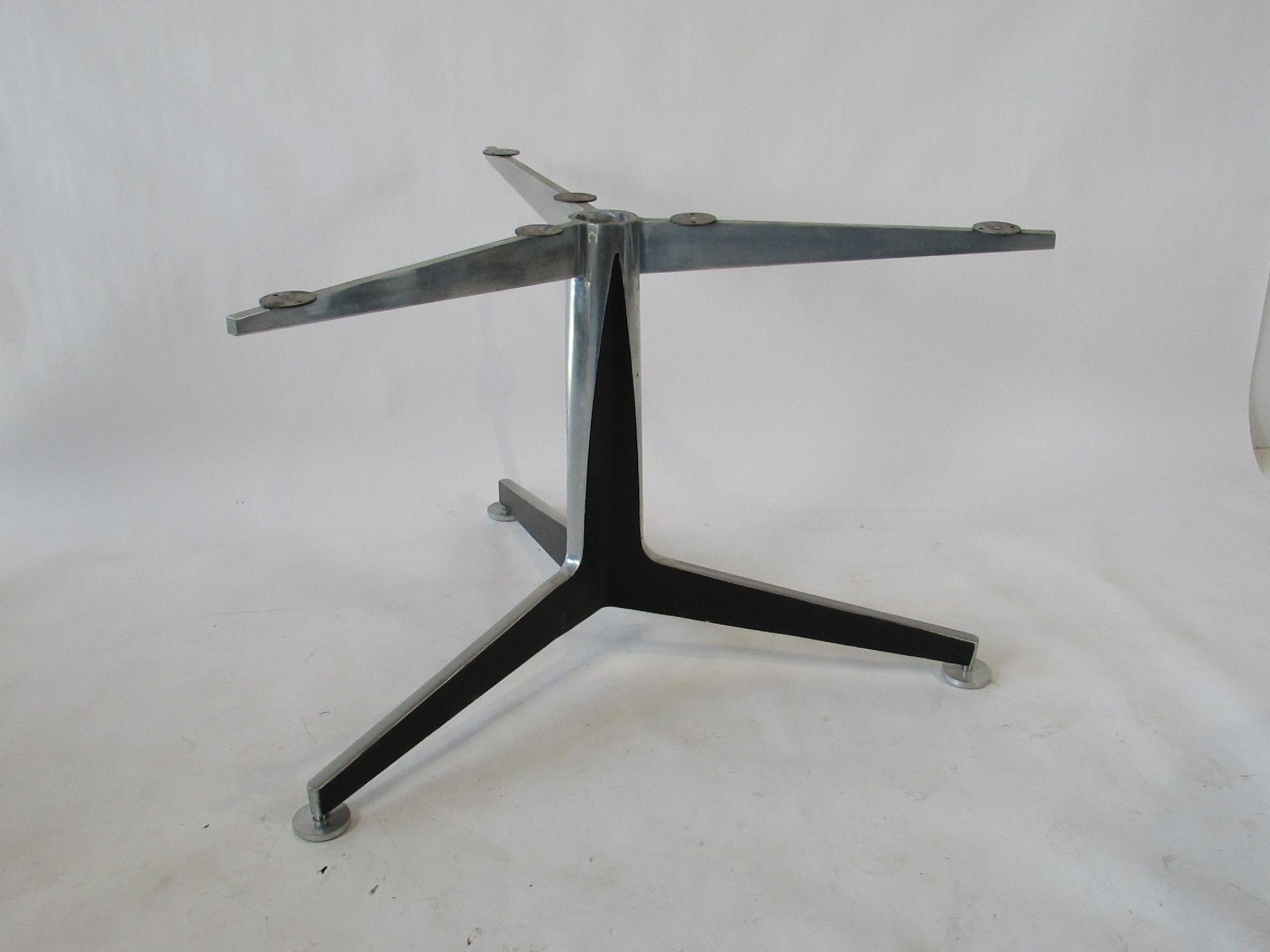 Großer modernistischer Ess- oder Konferenztischsockel aus Aluminiumguss (Moderne der Mitte des Jahrhunderts) im Angebot