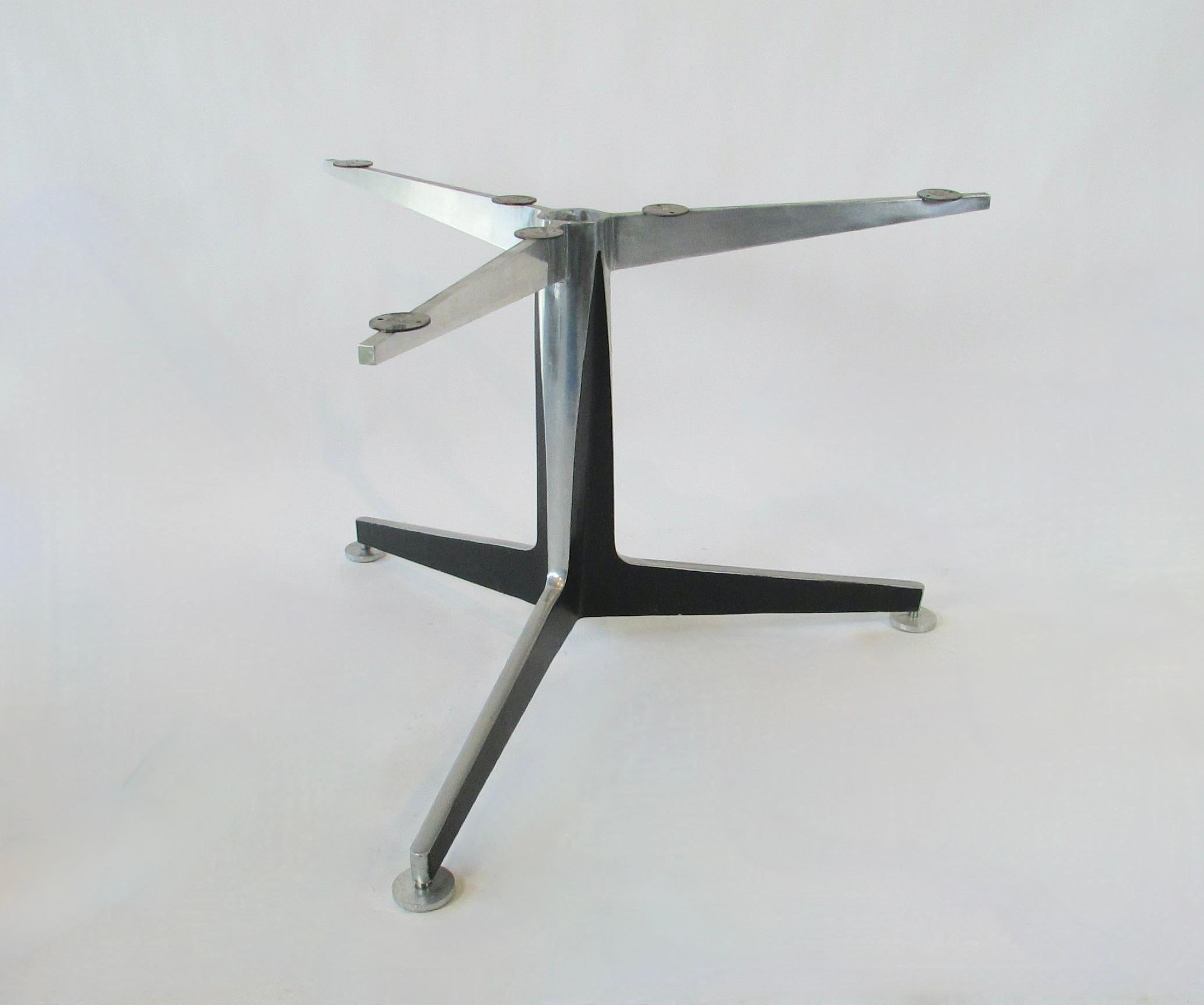Großer modernistischer Ess- oder Konferenztischsockel aus Aluminiumguss (amerikanisch) im Angebot