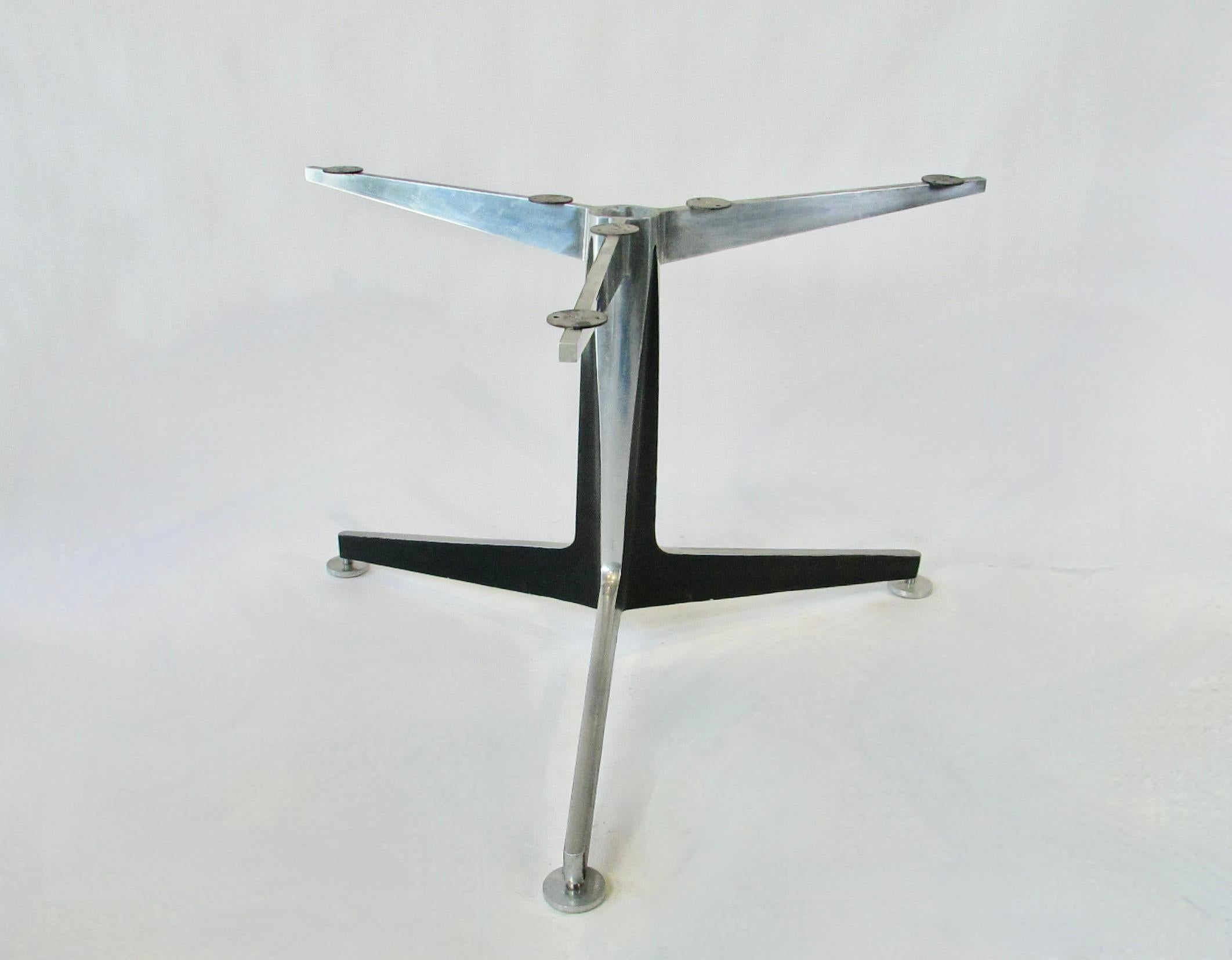 Großer modernistischer Ess- oder Konferenztischsockel aus Aluminiumguss im Zustand „Gut“ im Angebot in Ferndale, MI