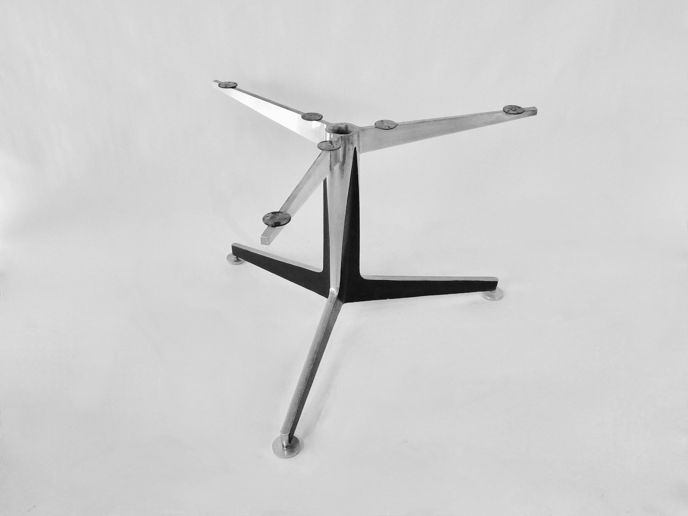 Großer modernistischer Ess- oder Konferenztischsockel aus Aluminiumguss (20. Jahrhundert) im Angebot