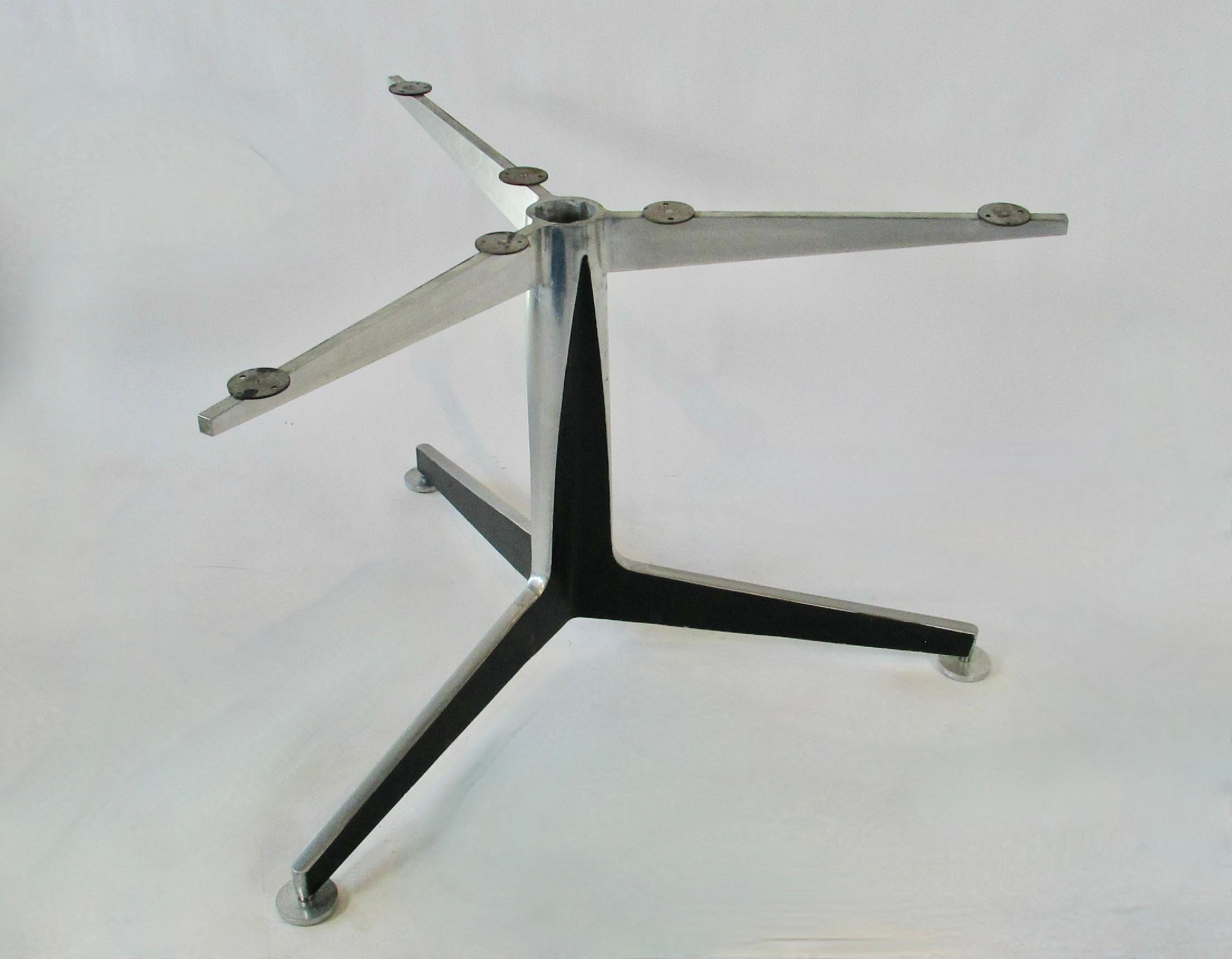 Großer modernistischer Ess- oder Konferenztischsockel aus Aluminiumguss im Angebot 1