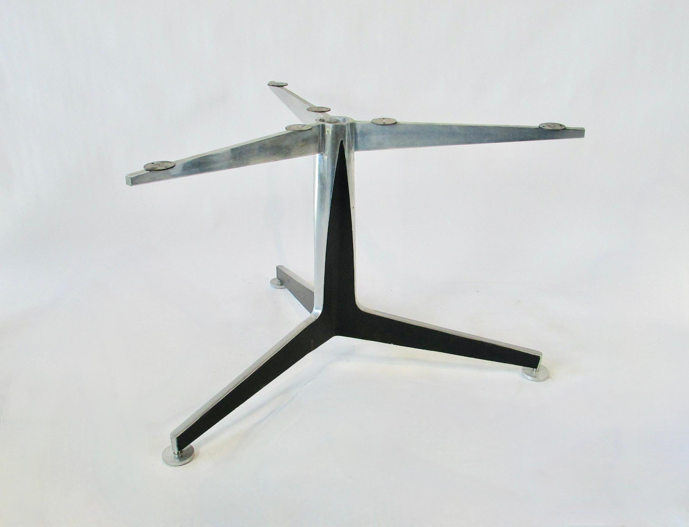 Großer modernistischer Ess- oder Konferenztischsockel aus Aluminiumguss im Angebot 2
