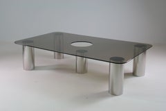 Gran mesa de centro modernista de cristal ahumado y metal cromado, circa 1970