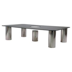 Gran mesa de centro modernista de cristal ahumado y metal cromado, circa 1970