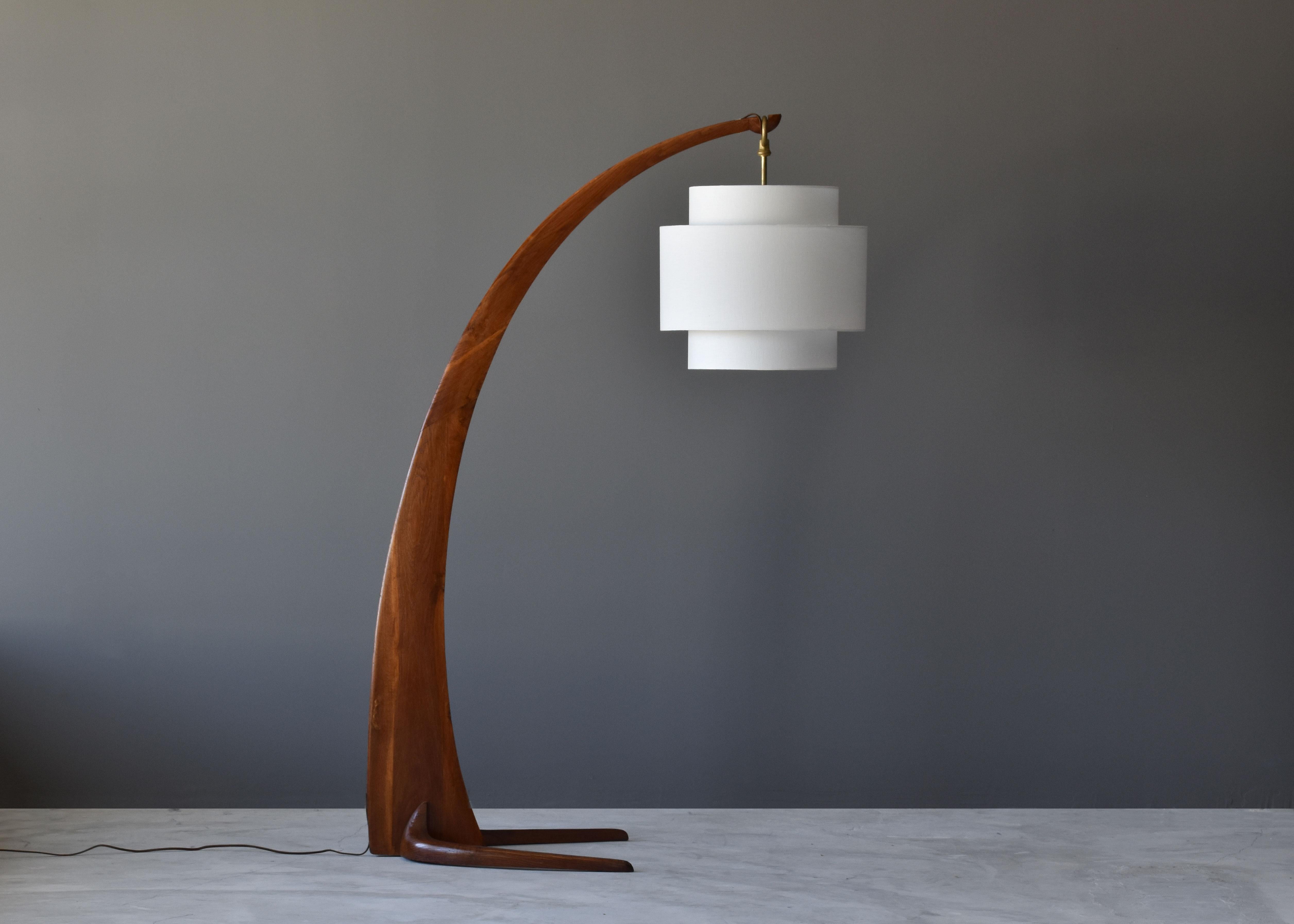 A large organic and curved floor lamp, designed by an unknown modernist designer, Italy, 1940s. 

Please note all parts, except the wooden frame and legs, are secondary materials.

Other Italian designers working in the organic style include