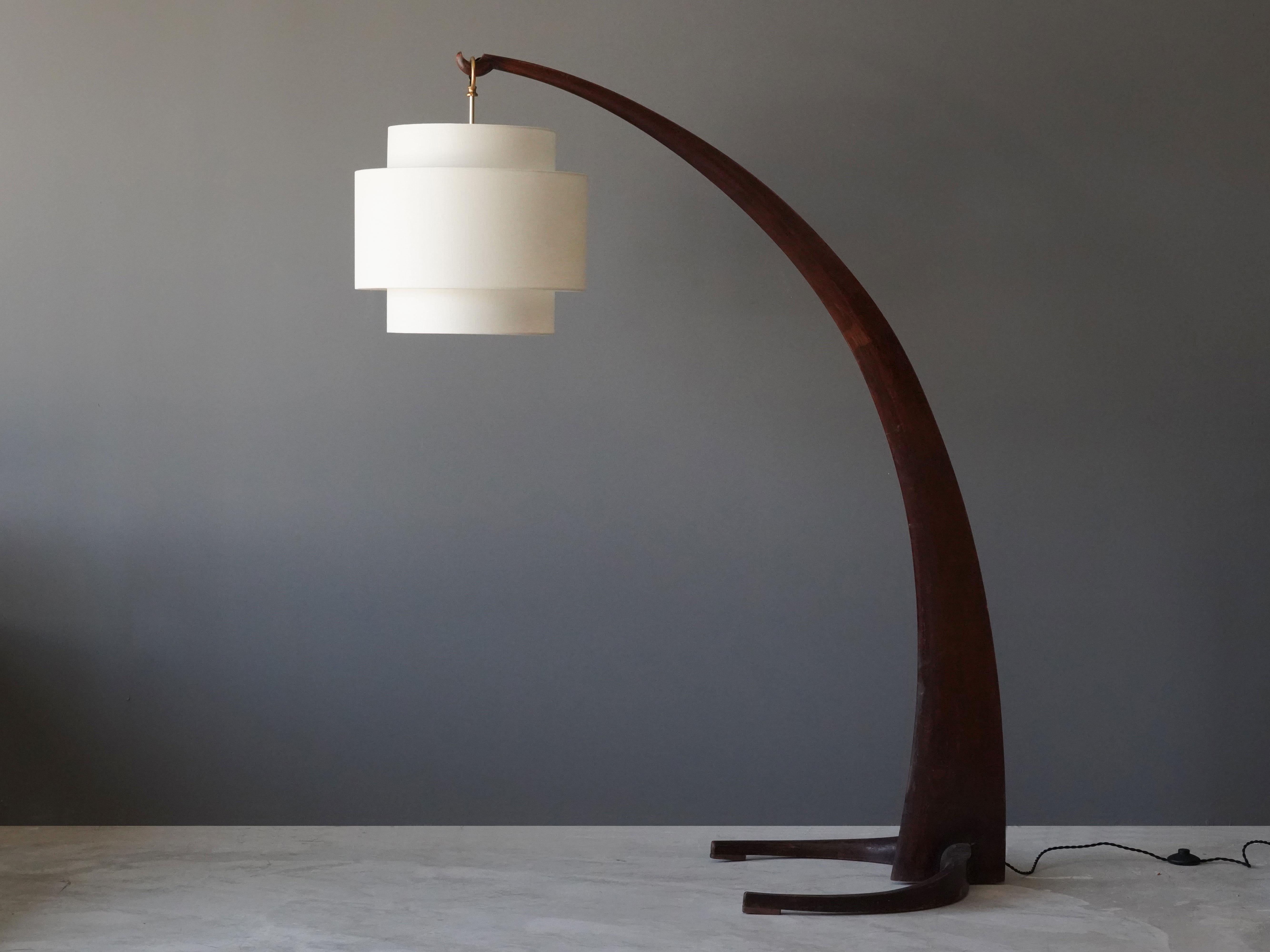 A large organic and curved floor lamp, designed by an unknown modernist designer, Italy, 1940s. 

Please note all parts, except the wooden frame and legs, are secondary materials.

Other Italian designers working in the organic style include