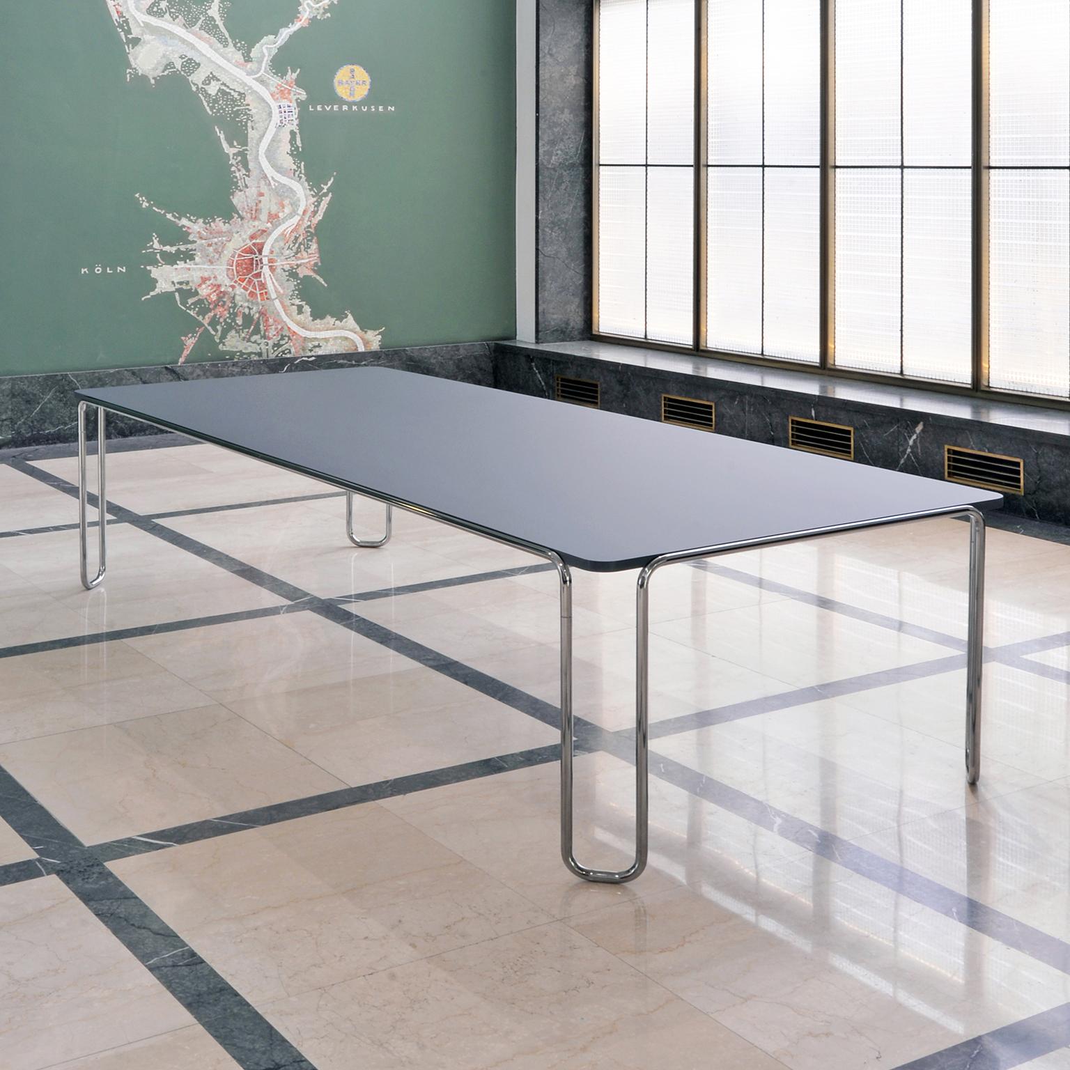 Grande tavolo modernista in acciaio tubolare ultrasottile dalla forma grafica, progettato e realizzato da GMD Berlin.
Tempo di produzione: circa 10 settimane.