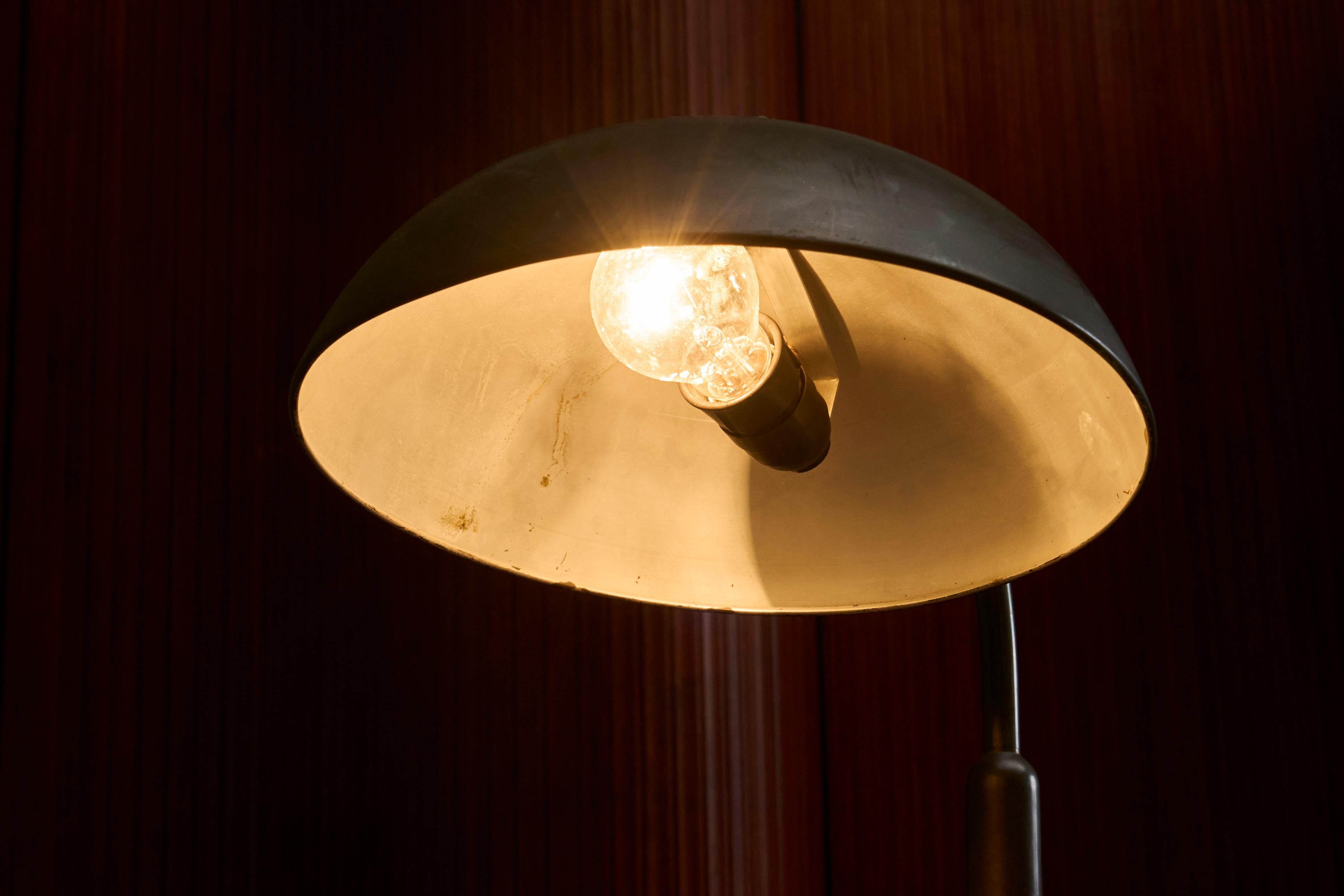 Große modernistische Schreibtischlampe aus patiniertem Messing 1930er Jahre im Angebot 5