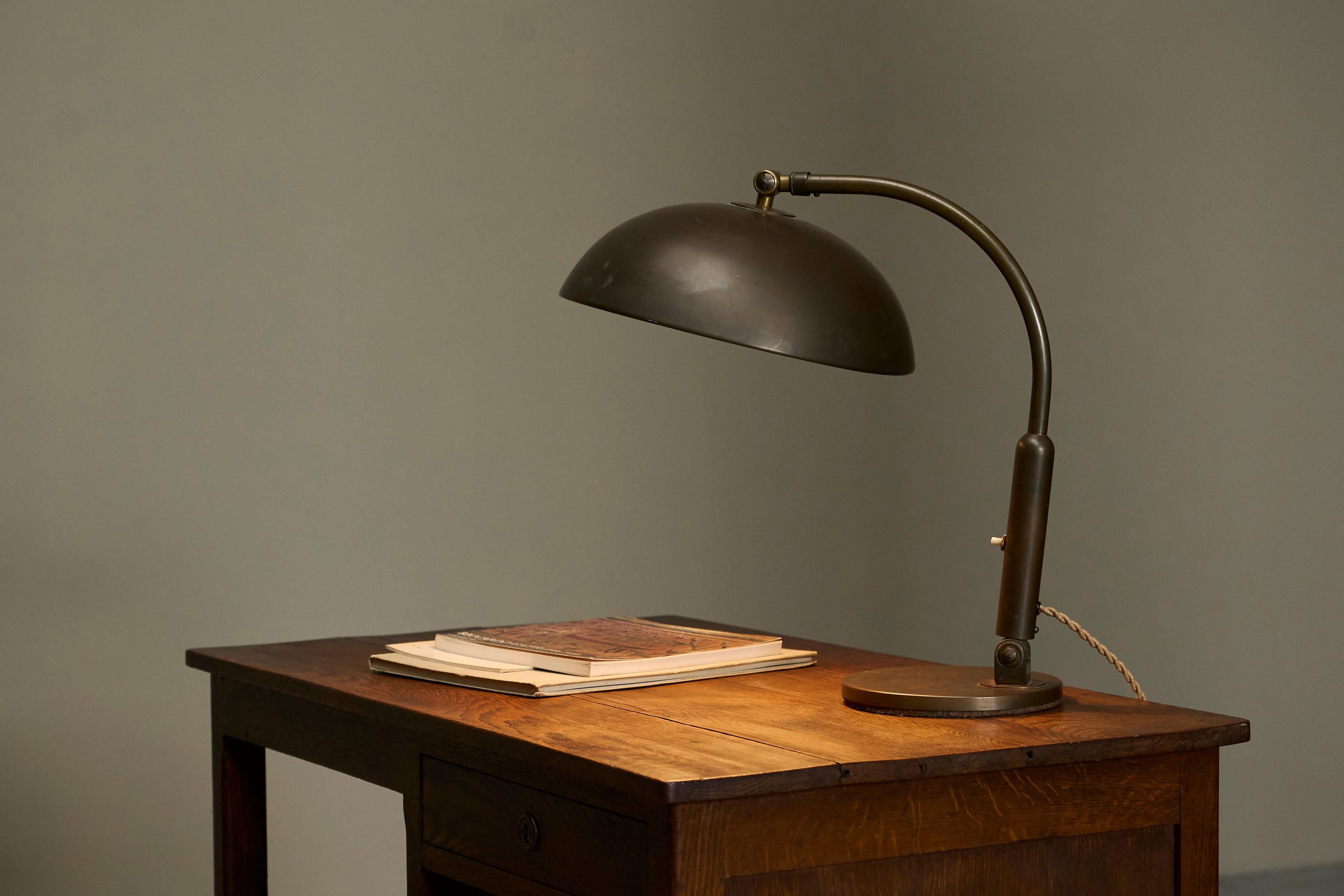 Große modernistische Schreibtischlampe aus patiniertem Messing 1930er Jahre (Bauhaus) im Angebot