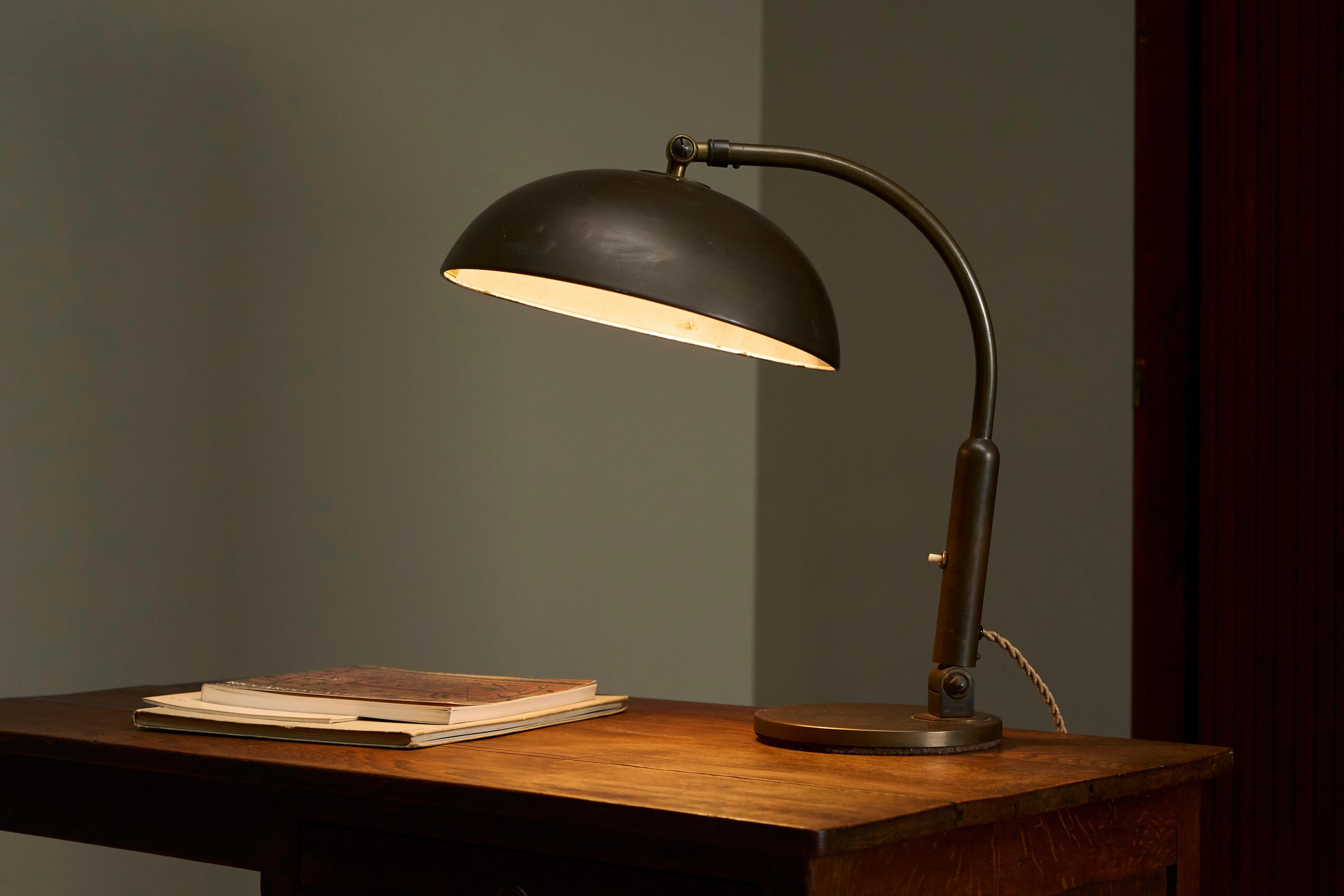 Große modernistische Schreibtischlampe aus patiniertem Messing 1930er Jahre im Angebot 1