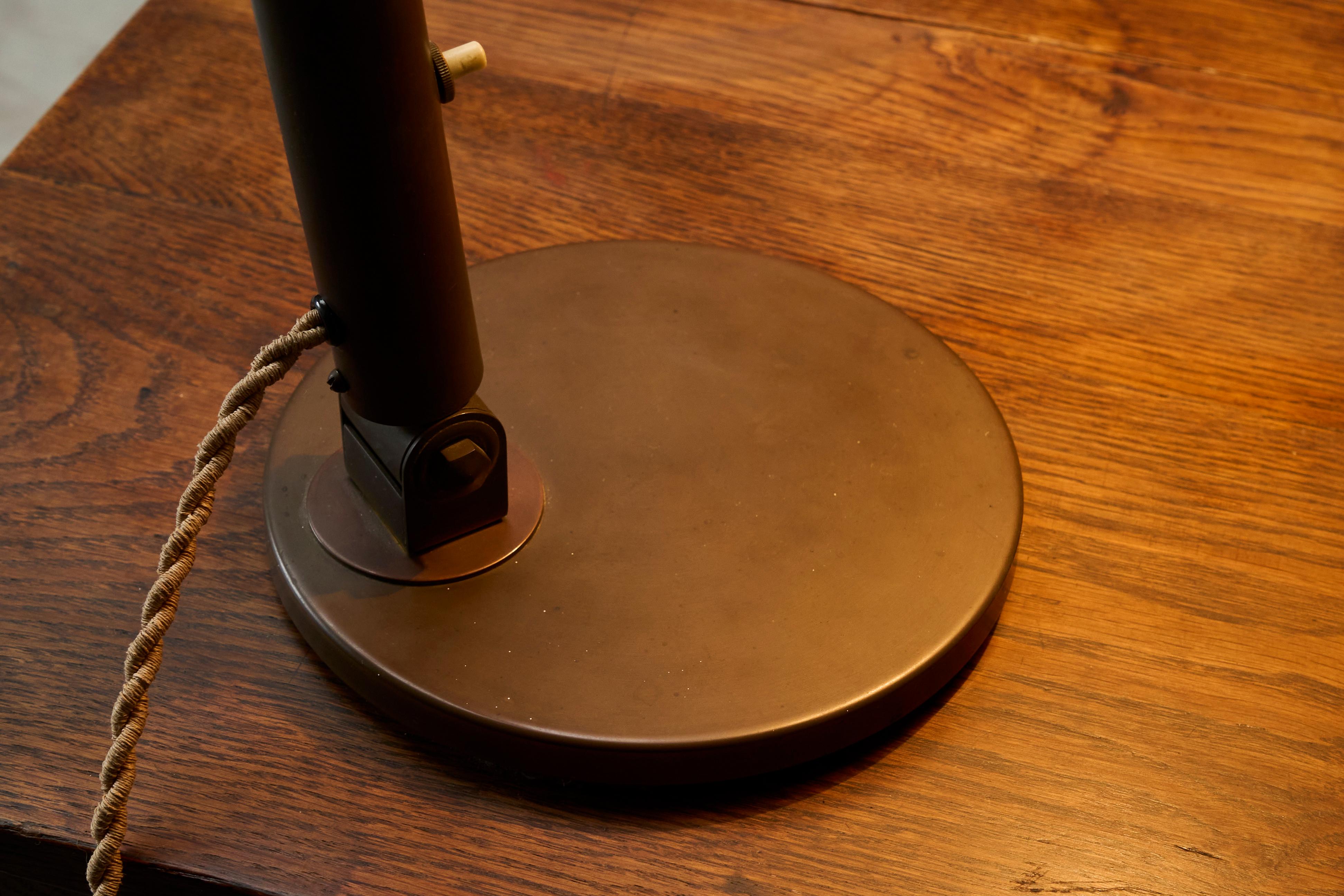 Große modernistische Schreibtischlampe aus patiniertem Messing 1930er Jahre im Angebot 2