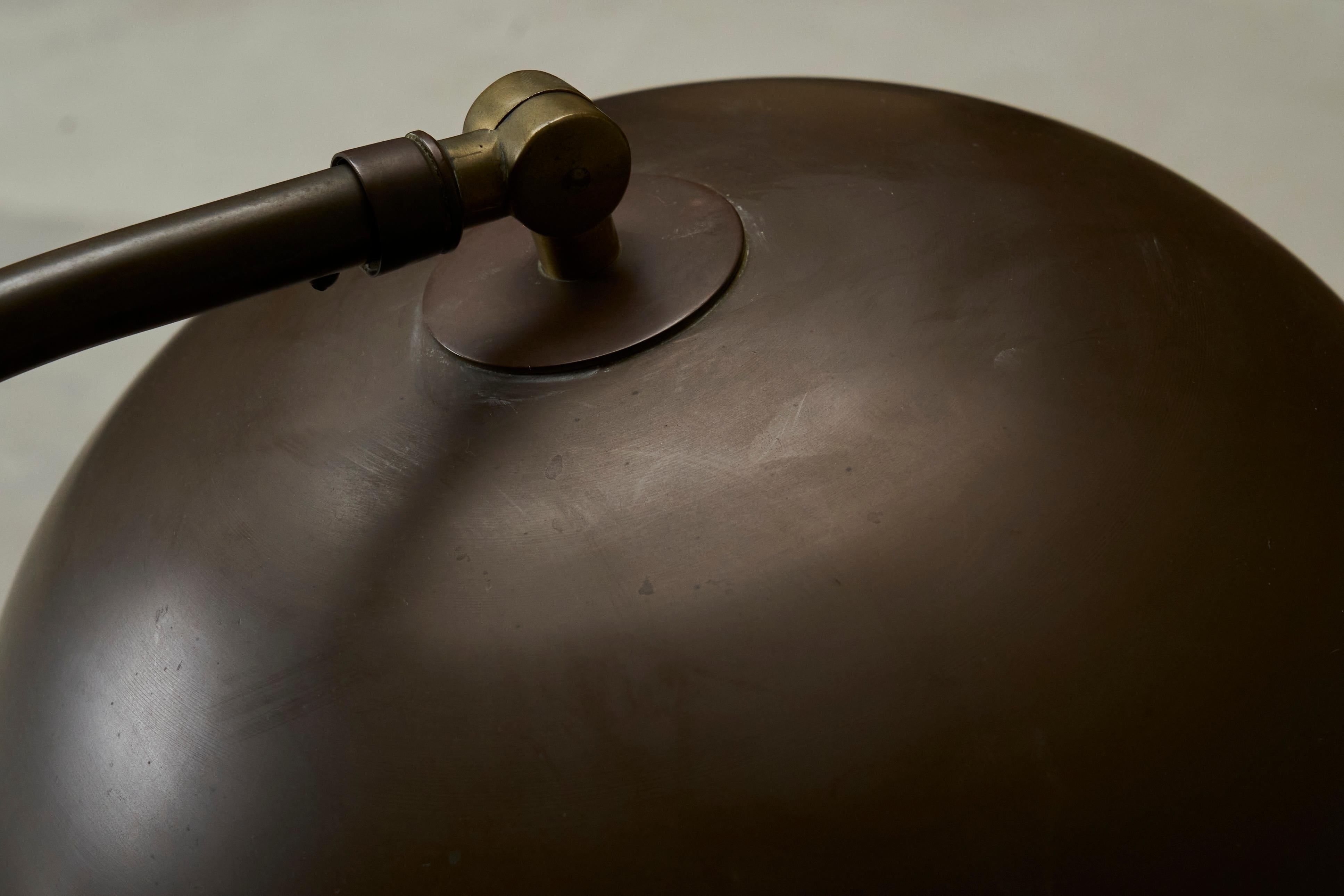 Große modernistische Schreibtischlampe aus patiniertem Messing 1930er Jahre im Angebot 3