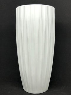 Grand vase biscuit blanc moderniste cannelé de Hutschenreuther, Allemagne, 1970