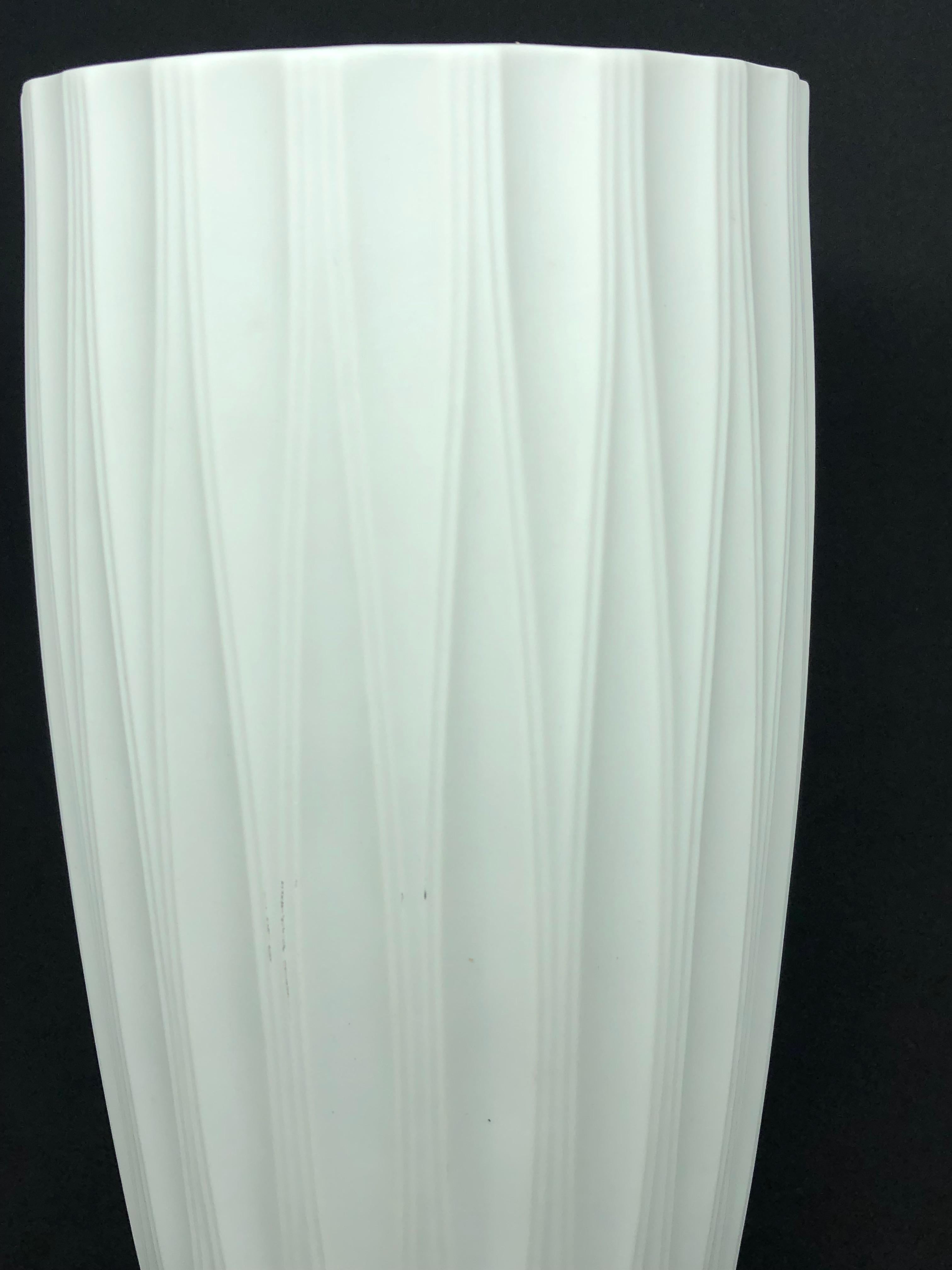 Large Modernist Fluted White Bisque Vase by Hutschenreuther, Germany, 1970s In Good Condition For Sale In Nuernberg, DE