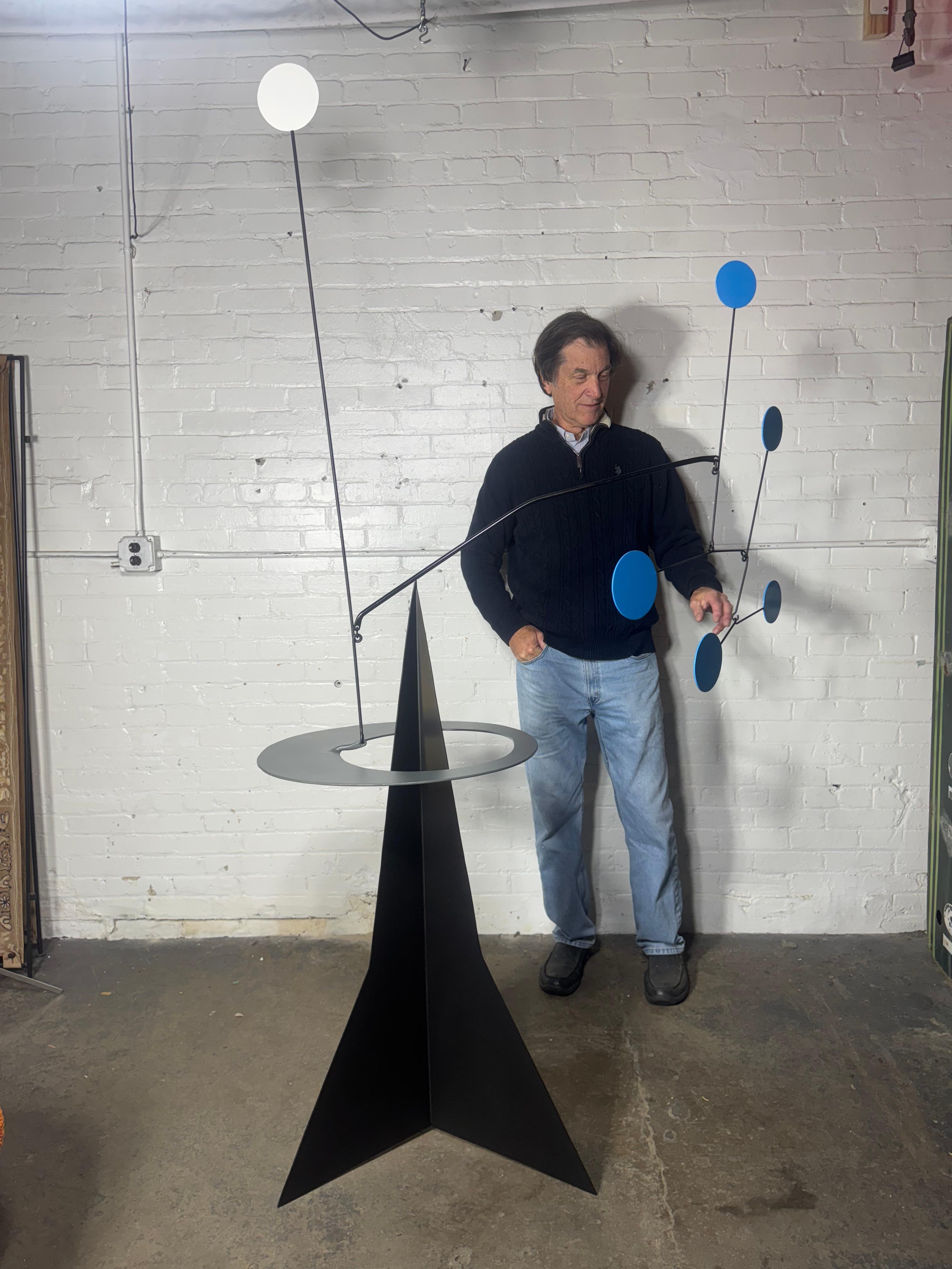 Incredibile scultura di movimento cinetico/stabile costruita e progettata a mano da Graham Sears. Stupefacente! L'acclamato artista Sears, nato a Buffalo, NY nel 1953, ha frequentato la Nichols School e l'Università di Buffalo. Dopo gli studi negli