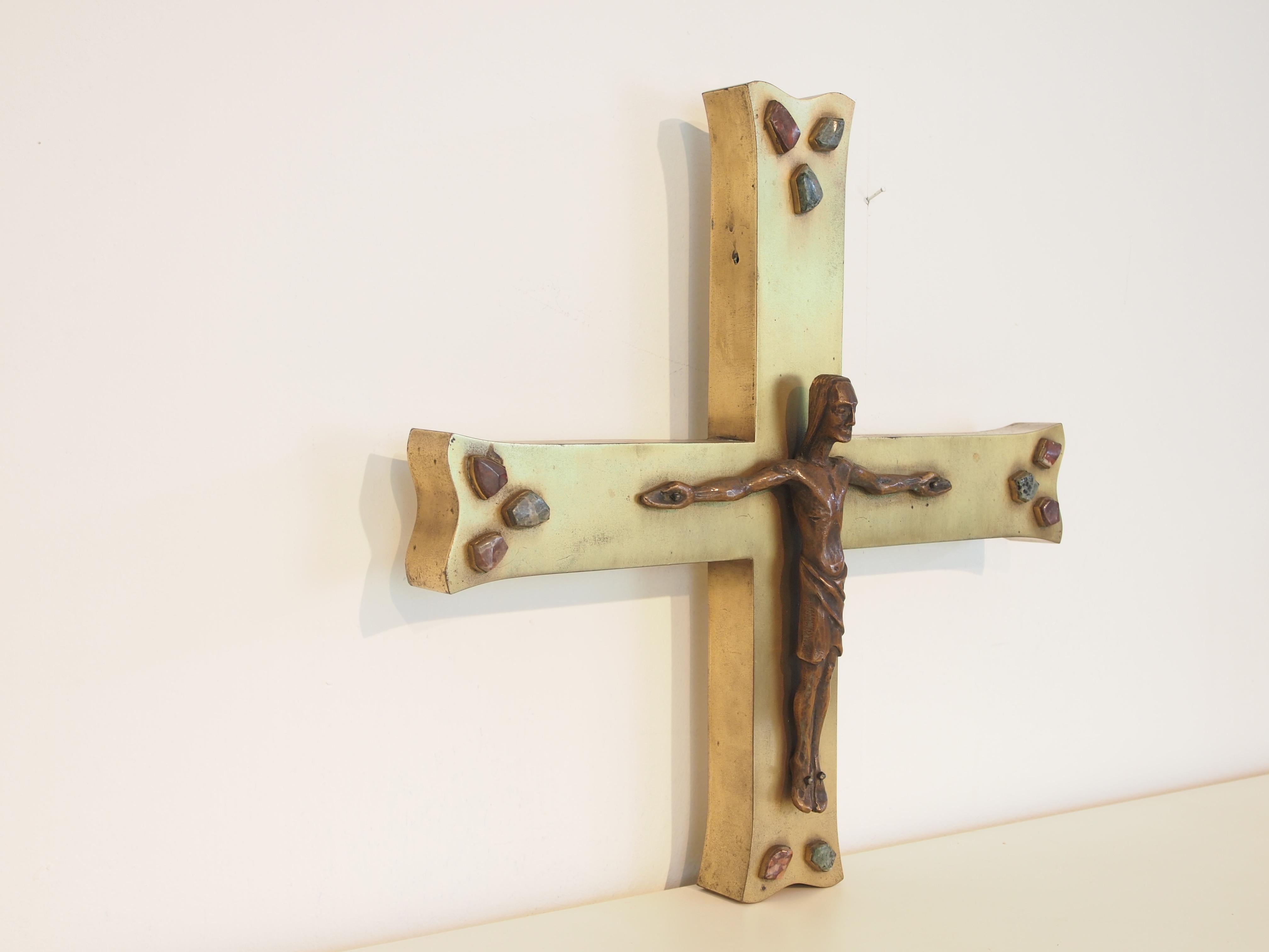 Vintage large modernist brass reli art cross or crucifix with a modernist brass Corpus Christi and decorated with gemstones.

This modernist cross comes from a church or cathedral and measures: H 44 x B 44 x D 8.5 cm.